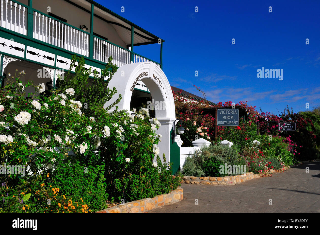 Jardin de fleurs en face de chaîne de l'hôtel. Prince Albert, Afrique du Sud. Banque D'Images