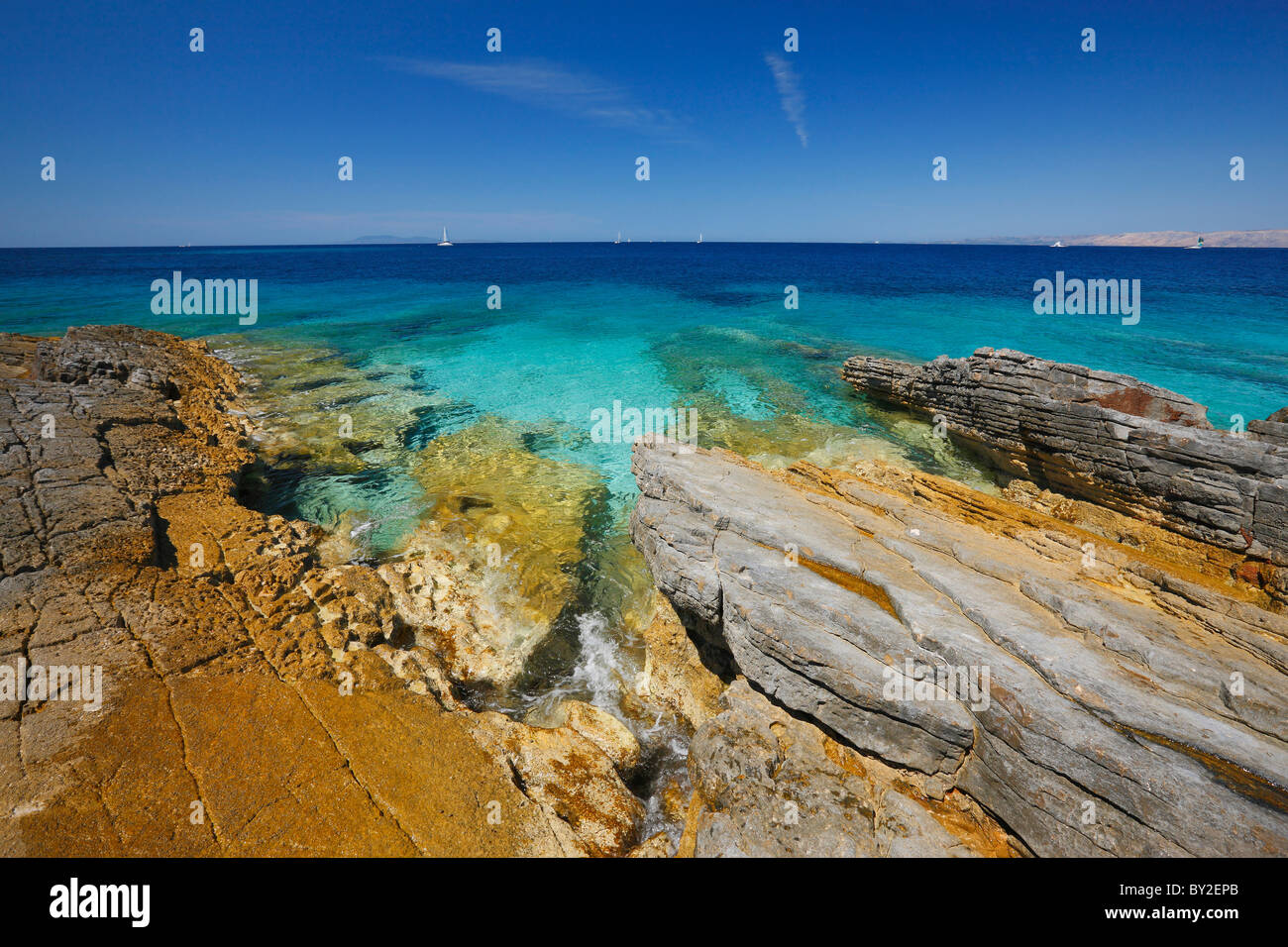 Paysage de mer sur l'île de Korcula.Les rochers et la mer cristalline. Banque D'Images