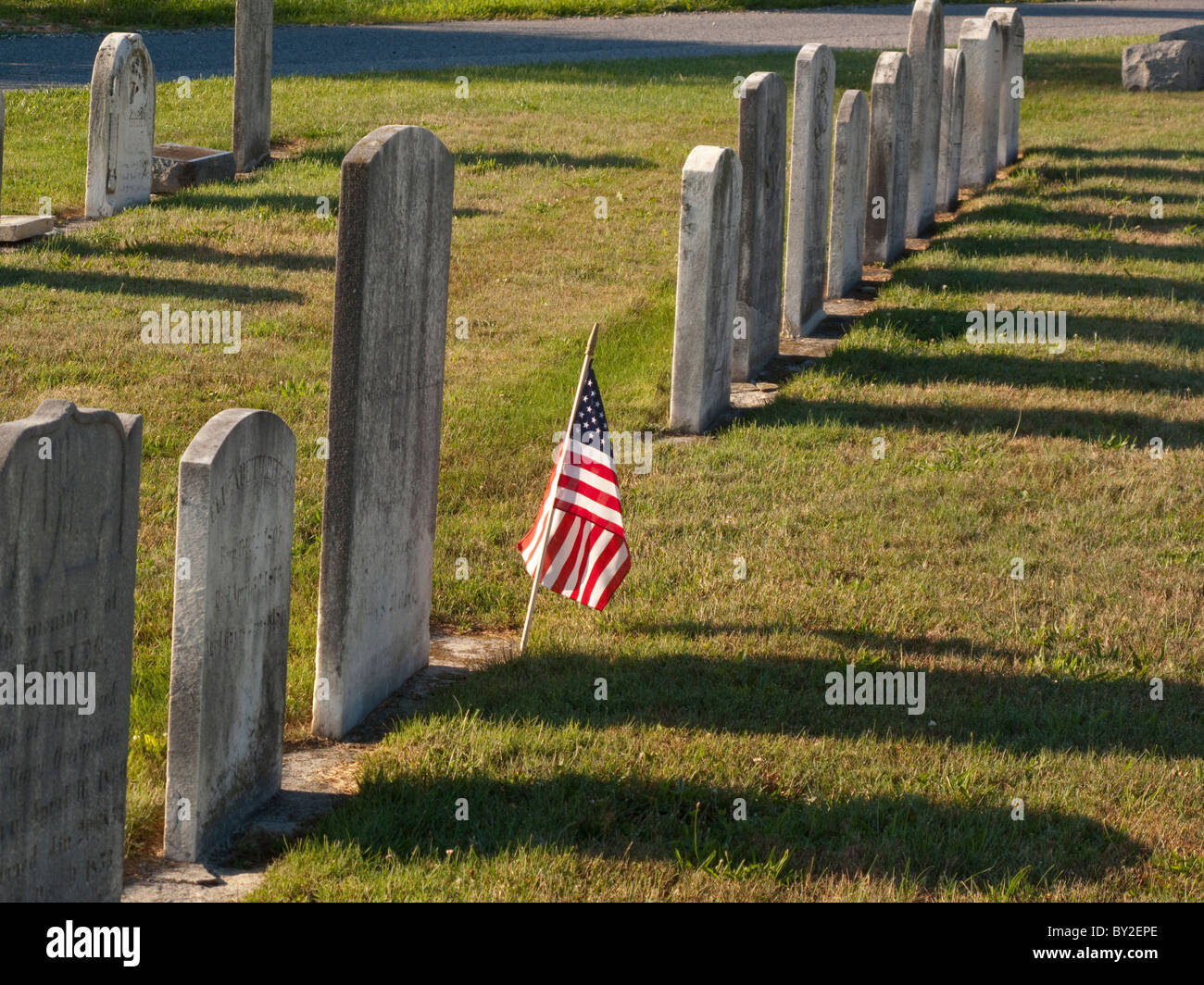Un seul drapeau américain sur la tombe des anciens combattants Banque D'Images