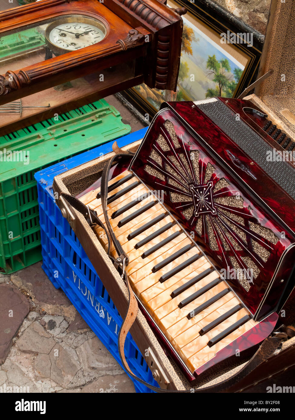 L'accordéon et l'horloge en vente dans un bric à brac marché en Potes Cantabria Espagne Banque D'Images