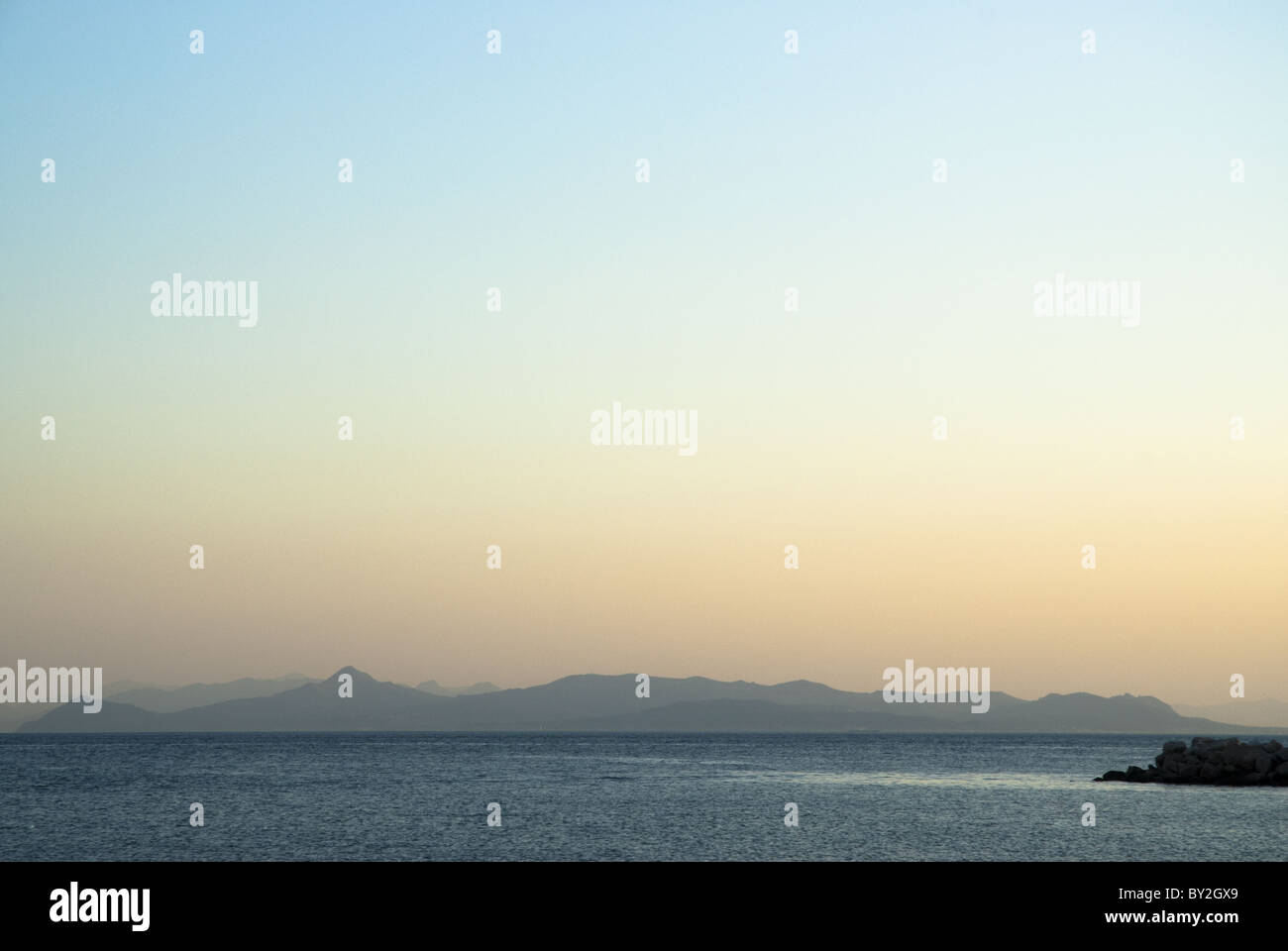 Coucher de soleil sur la mer Méditerranée à Athènes, Grèce. Banque D'Images