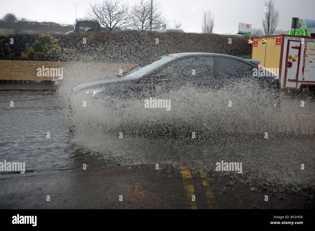 UK - Les voitures qui circulent dans des routes inondées à Brighton aujourd'hui lors des averses de pluie torrentielle Banque D'Images