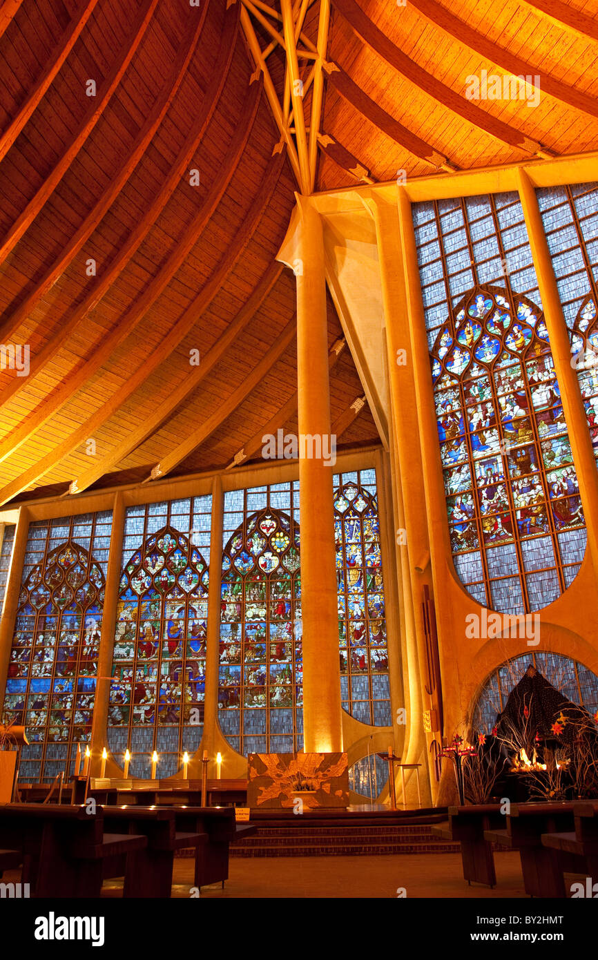 Intérieur de l'éclairage de l'Église Jeanne d'Arc à Rouen, Normandie, France Banque D'Images