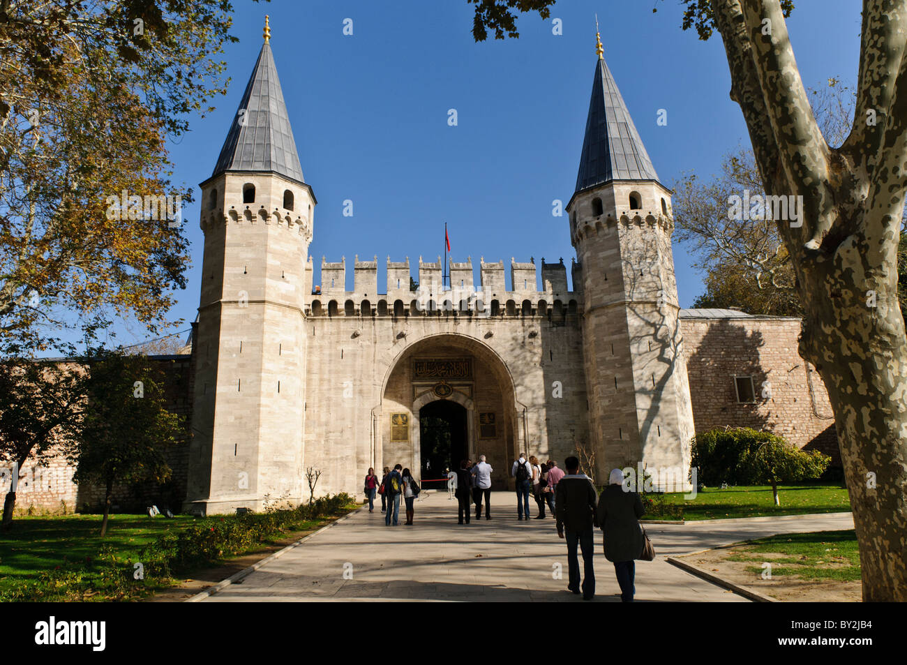 ISTANBUL, Turquie / Türkiye — la porte principale fortifiée du palais de Topkapi, connue sous le nom de porte de Salutation (en turc : Bâb-üs Selâm). À l'origine palais impérial des sultans ottomans, le palais sert maintenant de musée. Banque D'Images