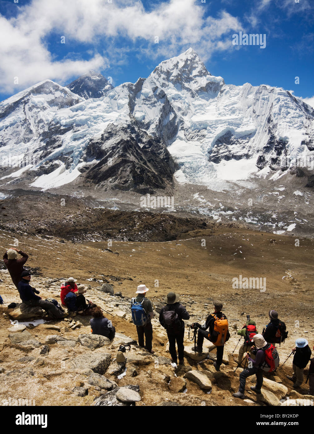 Les randonneurs admirer le Mont Everest et Nuptse de Kala Patthar, région de Khumbu, Népal, Himalaya. Banque D'Images
