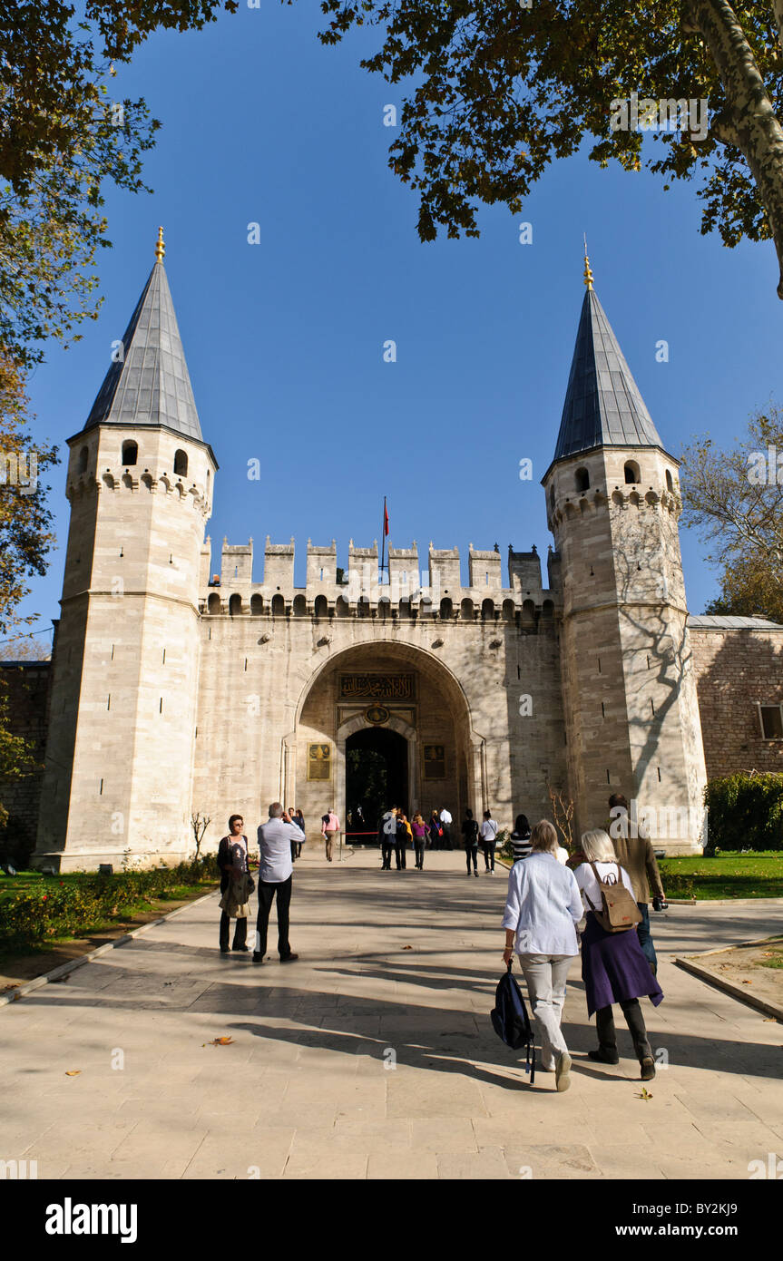 ISTANBUL, Turquie / Türkiye — la porte principale fortifiée du palais de Topkapi, connue sous le nom de porte de Salutation (en turc : Bâb-üs Selâm). À l'origine palais impérial des sultans ottomans, le palais sert maintenant de musée. Banque D'Images