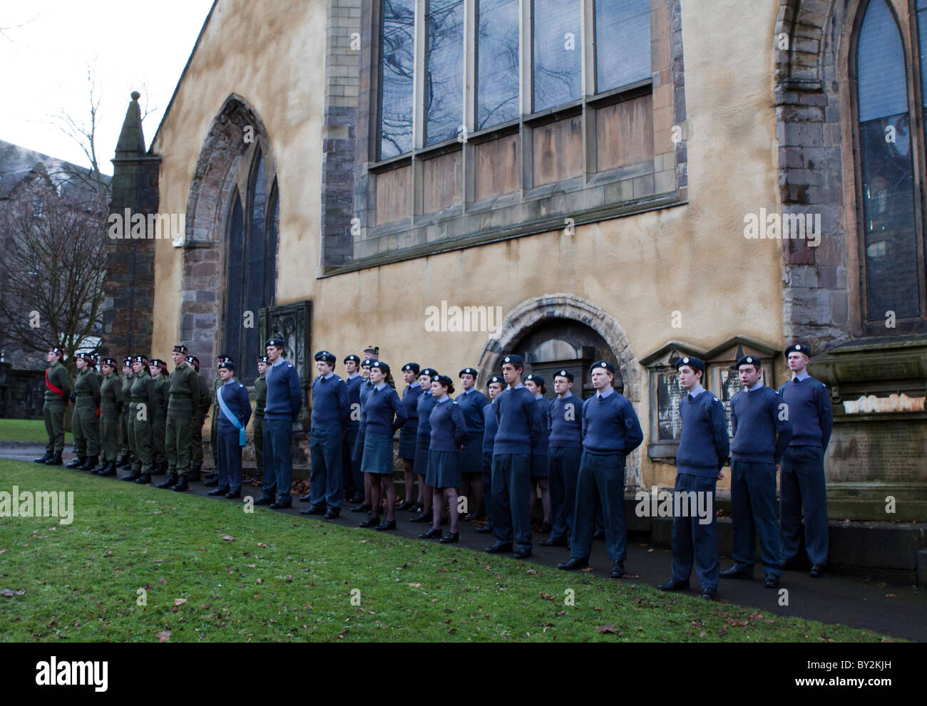 14 janvier 2011 la fusion entre la force des cadets de l'armée et la marine George Heriots cadets. Greyfriars Kirkyard, Édimbourg, Écosse Banque D'Images