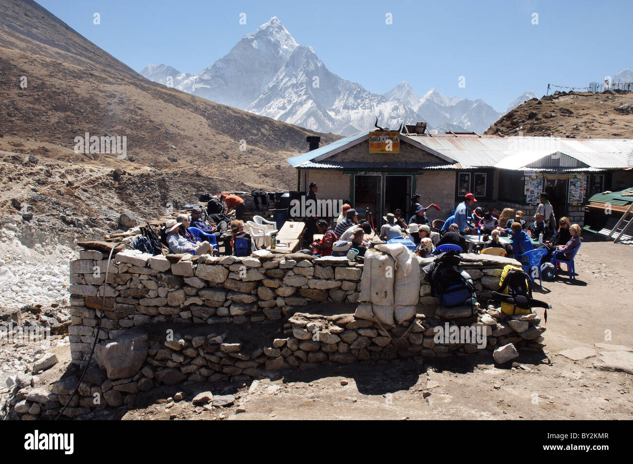 Les randonneurs manger dehors un trekking lodge à Dughla sur l'Everest Trek Banque D'Images Les randonneurs manger dehors un trekking lodge à Dughla sur l'Everest Trek Banque D'Images