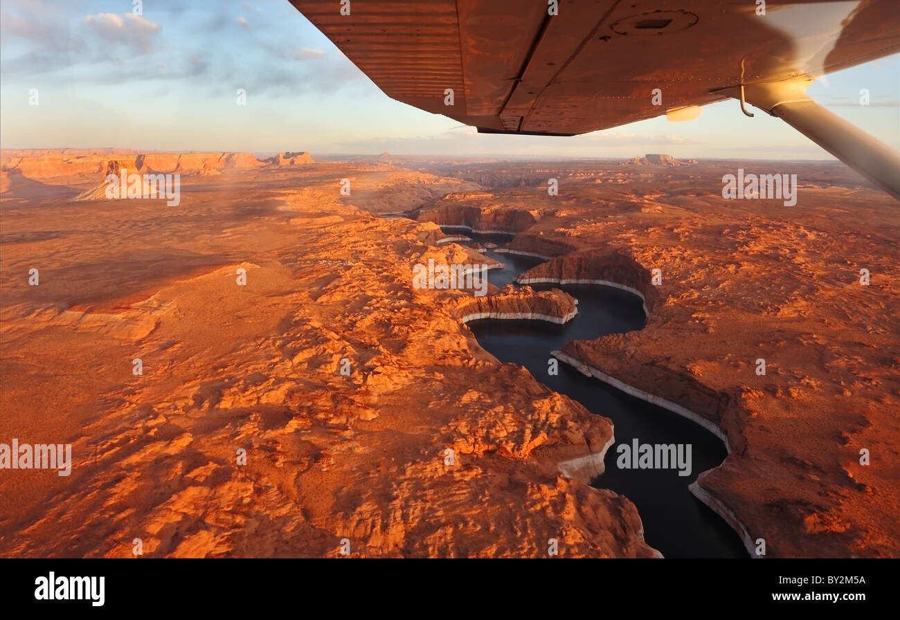 Magnifique lac Powell et l'Antilope canyon sur un coucher de soleil photographié depuis l'avion. Banque D'Images