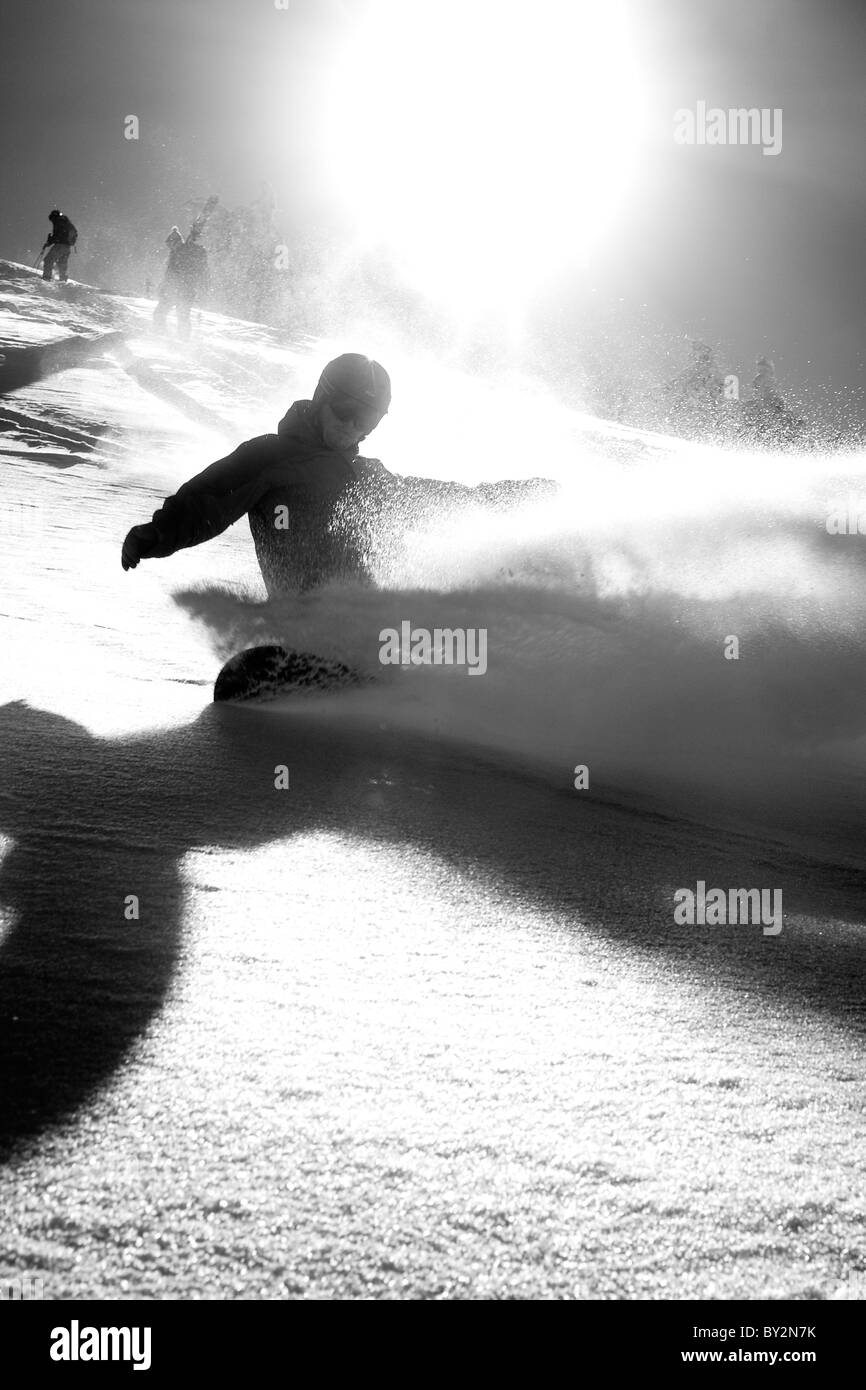 Un homme snowboarder fait un grand tour de poudre dans l'arrière-pays du Wyoming. Banque D'Images