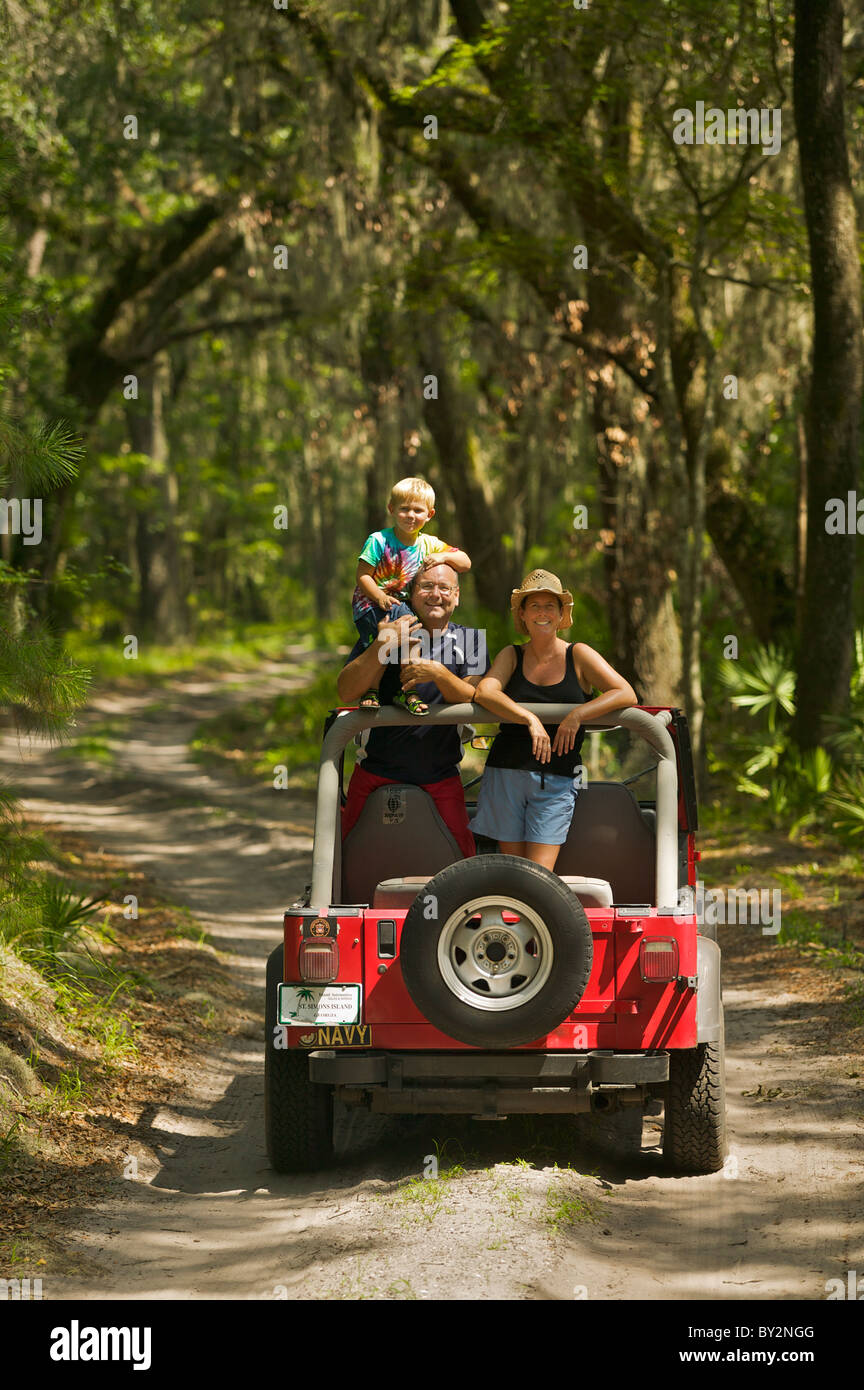 Family posing en jeep sur la route de terre sur Sapelo Island, GA. Banque D'Images