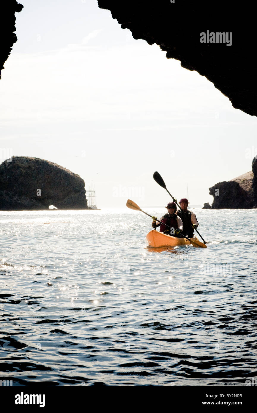 L'exploration de grottes en kayak de mer sur l'île de Santa Cruz dans les îles de la Manche au large de Santa Barbara, CA. Banque D'Images