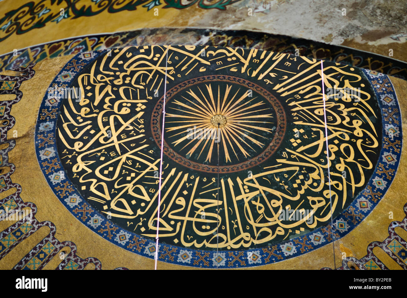 ISTANBUL, Turquie / Türkiye — construit à l'origine comme une cathédrale chrétienne, puis converti en mosquée musulmane au XVe siècle, et maintenant un musée (depuis 1935), la basilique Sainte-Sophie est l'un des plus anciens et des plus grands bâtiments d'Istanbul. Pendant mille ans, elle fut la plus grande cathédrale du monde et est considérée comme le couronnement de l'architecture byzantine. Banque D'Images