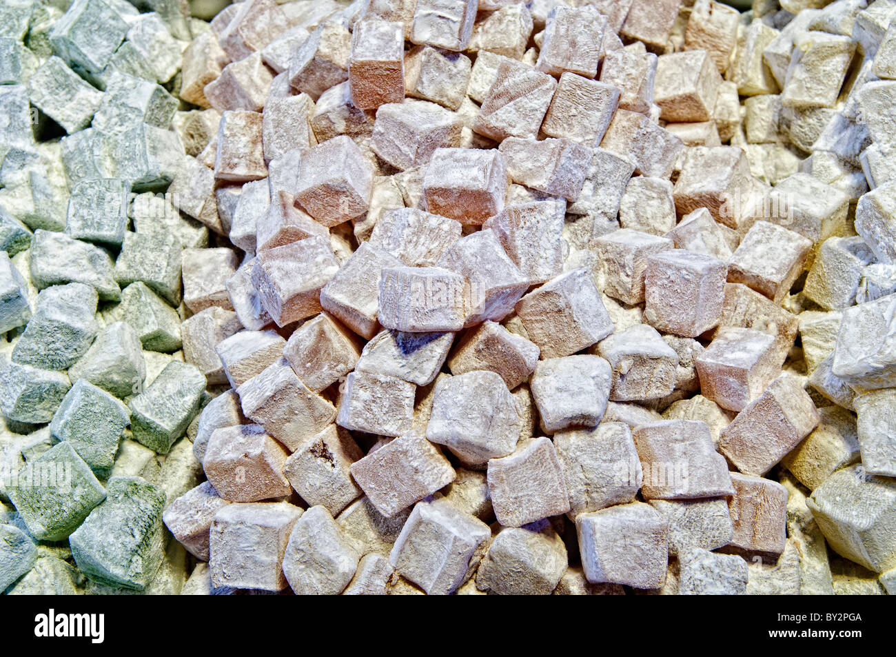 Délice turc Lokum Spice Bazaar Istanbul // ISTANBUL, Turquie — délice turc aromatisé à l'eau de rose, connu en turc sous le nom de lokum, exposé à la vente dans le Bazar aux épices. La confiserie, traditionnellement faite avec de l'amidon et du sucre et aromatisée avec divers ingrédients, y compris l'eau de rose, est parmi les bonbons les plus reconnus de la Turquie. Le Bazar aux épices, également connu sous le nom de Bazar égyptien ou Mısır Çarşısı, est l'un des plus anciens marchés couverts d'Istanbul, construit au XVIIe siècle dans le cadre du complexe de la Nouvelle Mosquée. Le marché se spécialisait traditionnellement dans les épices, les herbes et les bonbons importés d'Egyp Banque D'Images