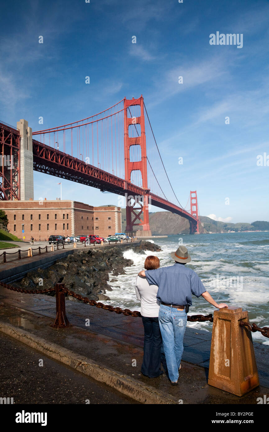 Un couple en admirant le Golden Gate Bridge, près de Fort Point dans San Francisco. 10 févr. 2010 Banque D'Images