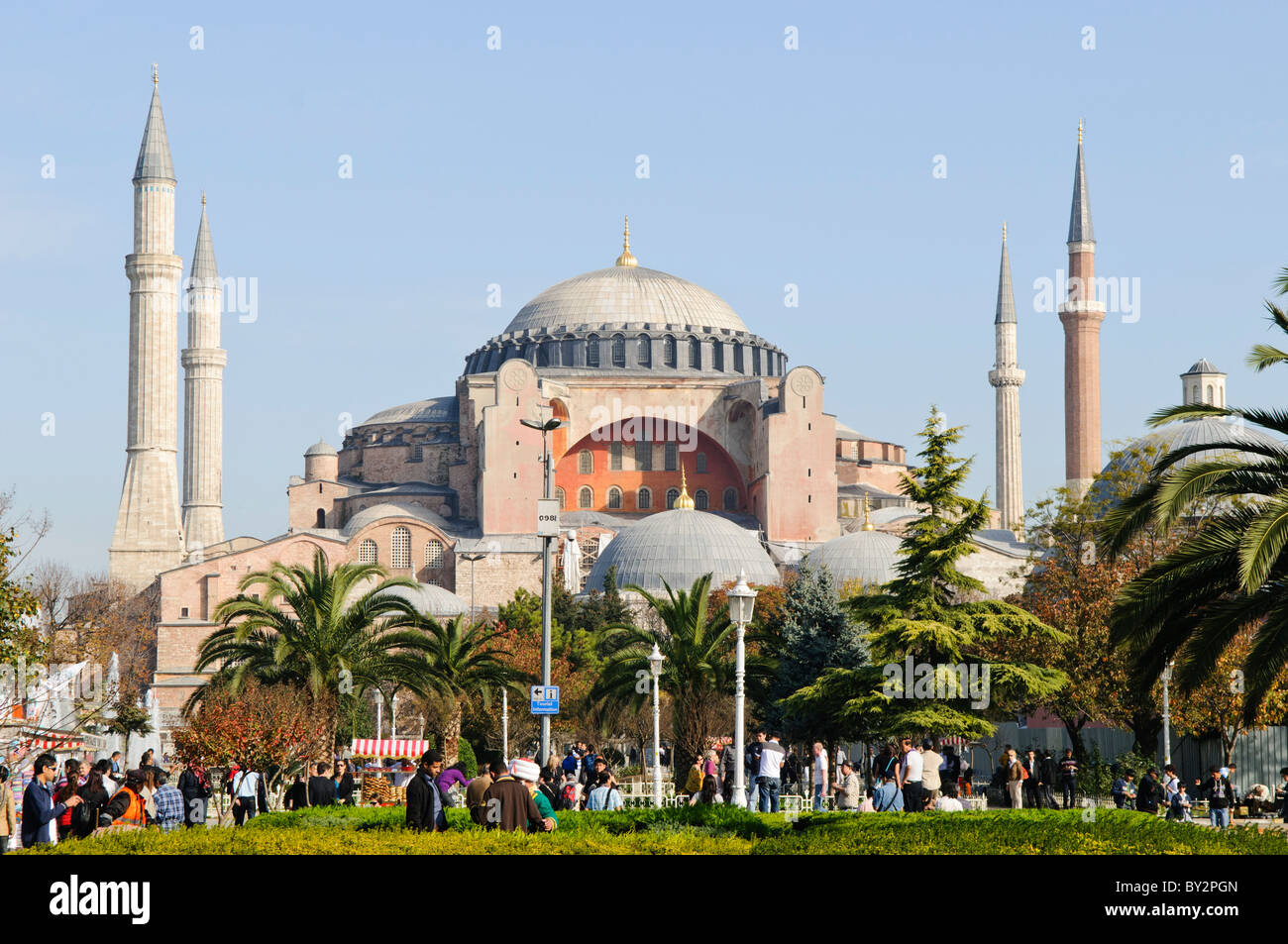 Hagia Sophia dômes et minarets Istanbul Turquie // ISTANBUL, Turquie — la basilique Sainte-Sophie vue depuis le parc du Sultan Ahmet, montrant ses dômes, minarets et contreforts distinctifs contre la ligne d'horizon d'Istanbul. L'extérieur du bâtiment reflète à la fois ses origines byzantines et ses ajouts ottomans, avec le dôme central flanqué de quatre minarets ajoutés après sa conversion en mosquée en 1453. Banque D'Images