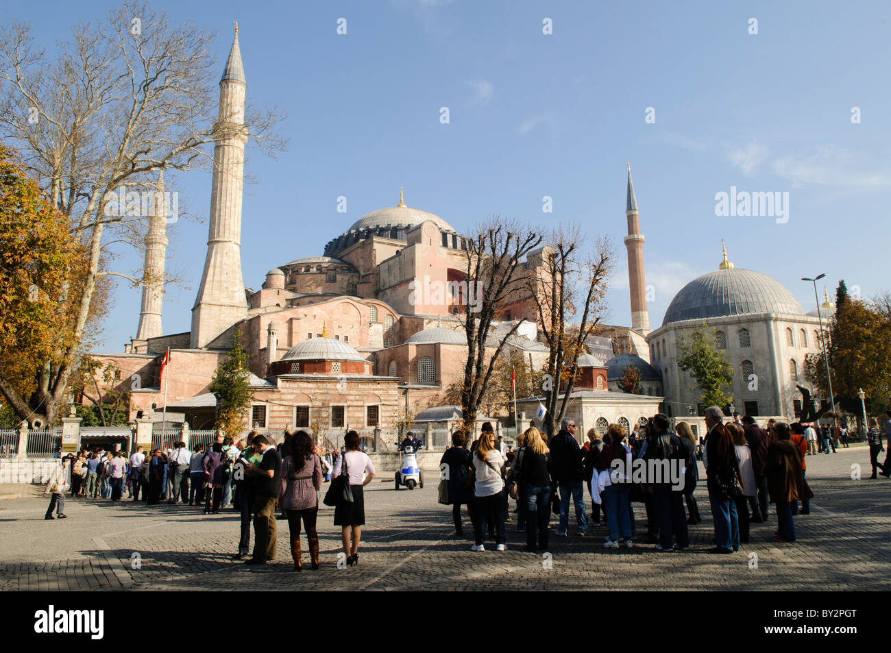 Hagia Sophia dômes et minarets Istanbul Turquie // ISTANBUL, Turquie — la basilique Sainte-Sophie vue depuis le parc du Sultan Ahmet, montrant ses dômes, minarets et contreforts distinctifs contre la ligne d'horizon d'Istanbul. L'extérieur du bâtiment reflète à la fois ses origines byzantines et ses ajouts ottomans, avec le dôme central flanqué de quatre minarets ajoutés après sa conversion en mosquée en 1453. Banque D'Images