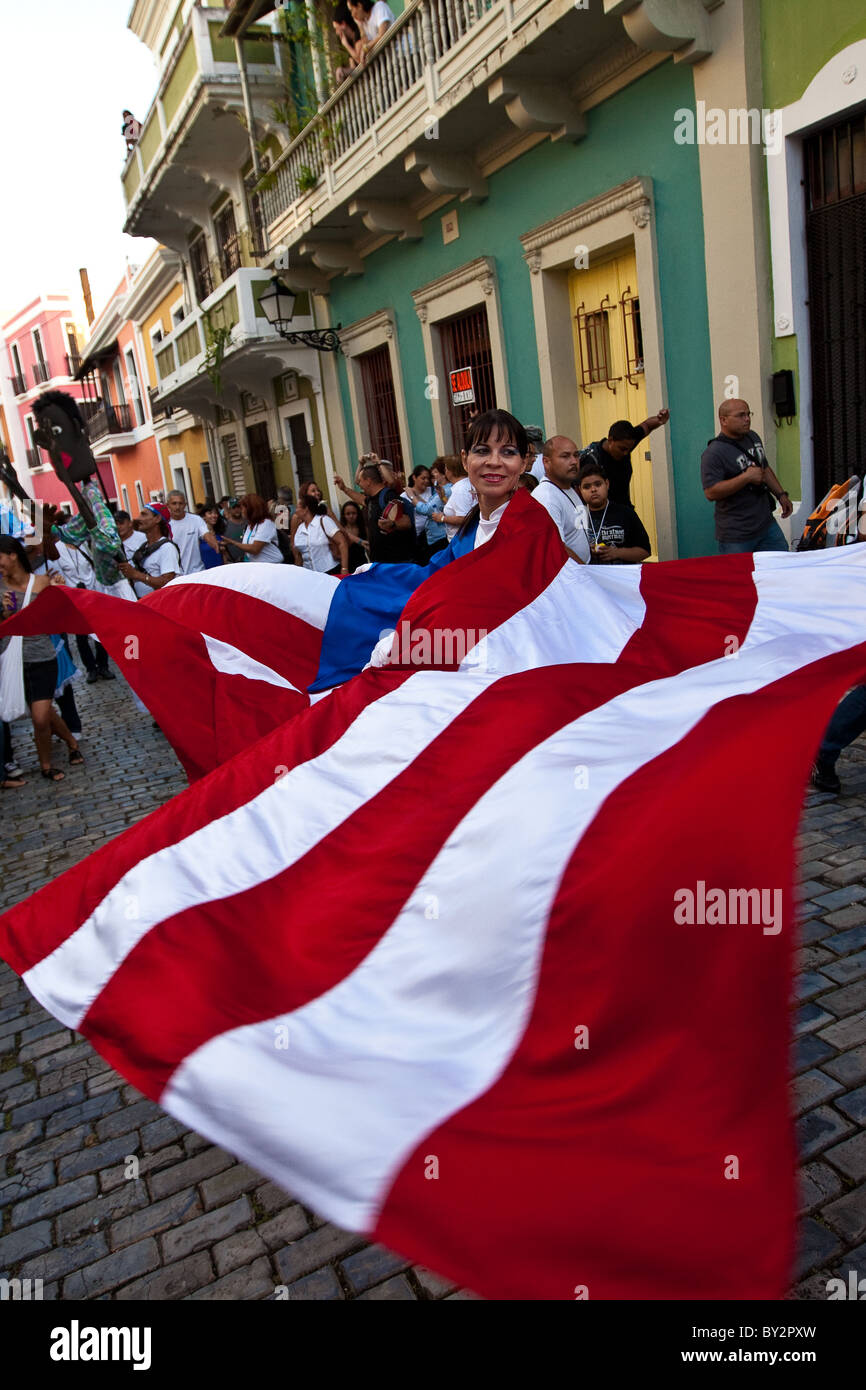 Des danseurs traditionnels parade dans les rues du vieux San Juan durant le Festival de San Sebastian à San Juan, Porto Rico. Banque D'Images