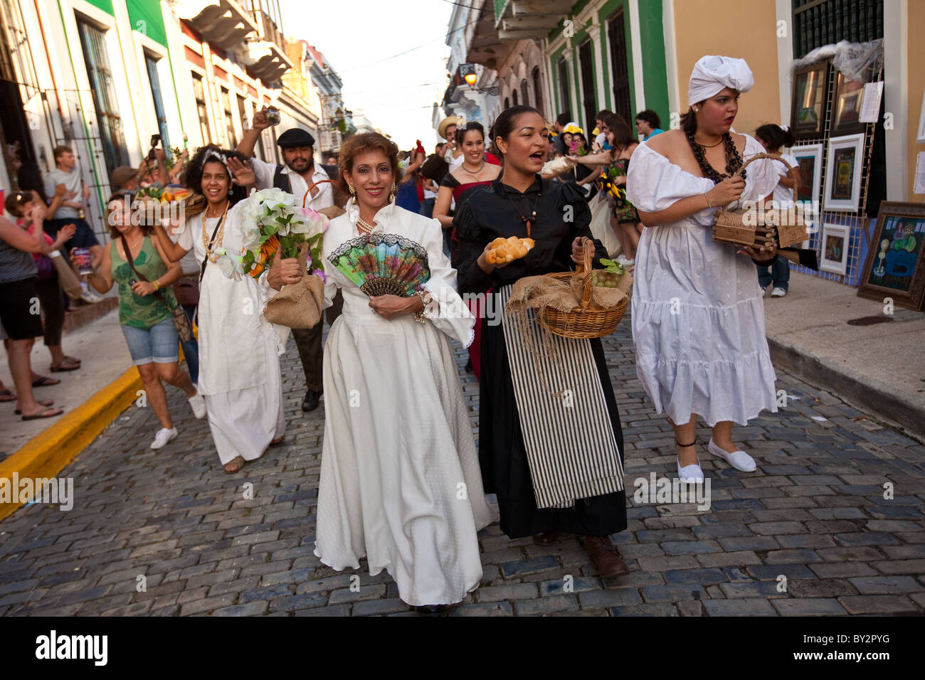 Des danseurs traditionnels parade dans les rues du vieux San Juan durant le Festival de San Sebastian à San Juan, Porto Rico. Banque D'Images