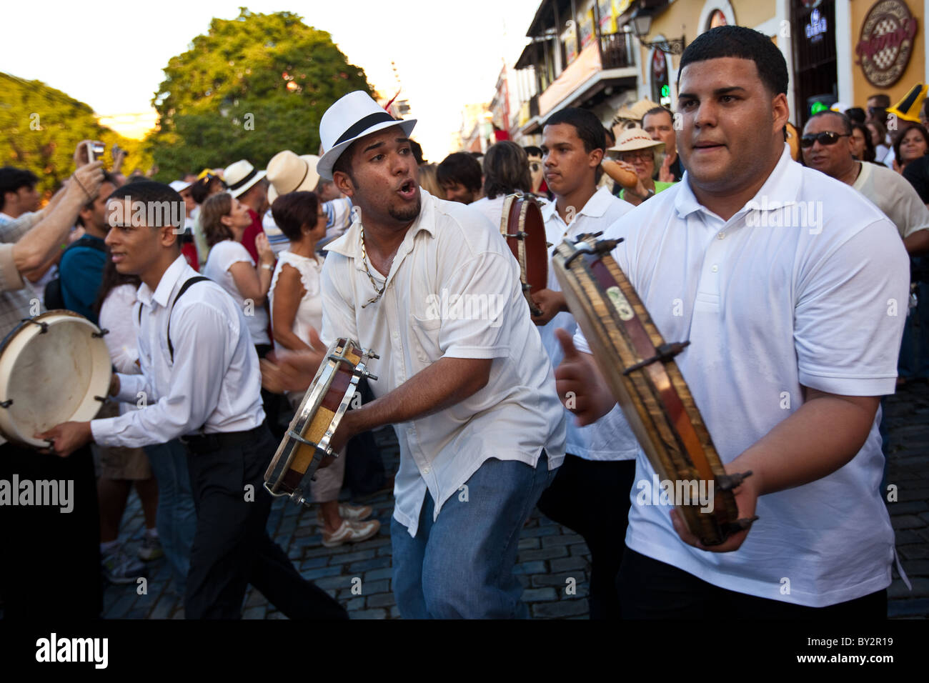 Les musiciens défilent dans les rues du vieux San Juan durant le Festival de San Sebastian à San Juan, Porto Rico. Banque D'Images