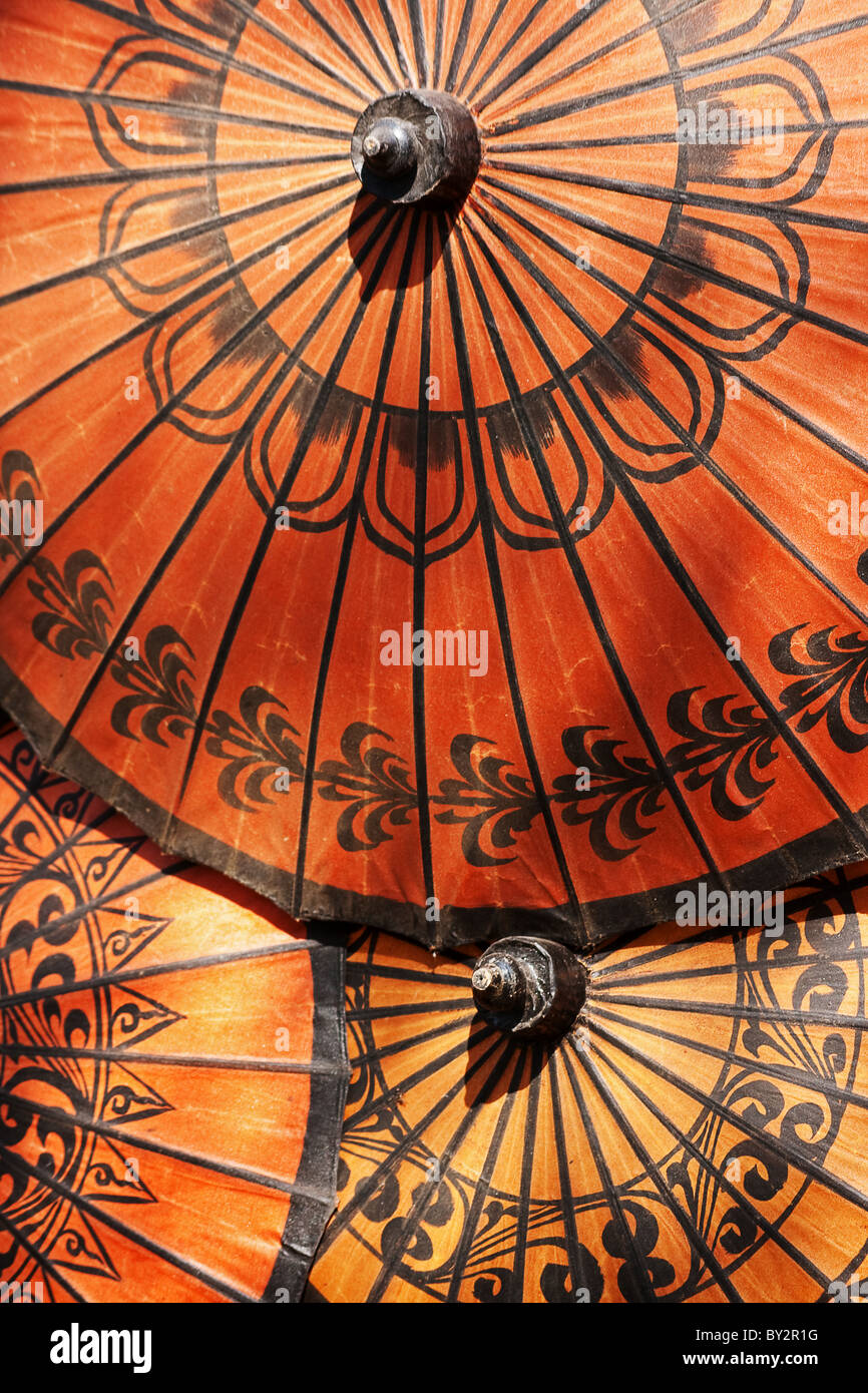 Parasols birman traditionnel à l'origine par les moines birmans et rester inchangé à ce jour fait et peint à la main. Banque D'Images