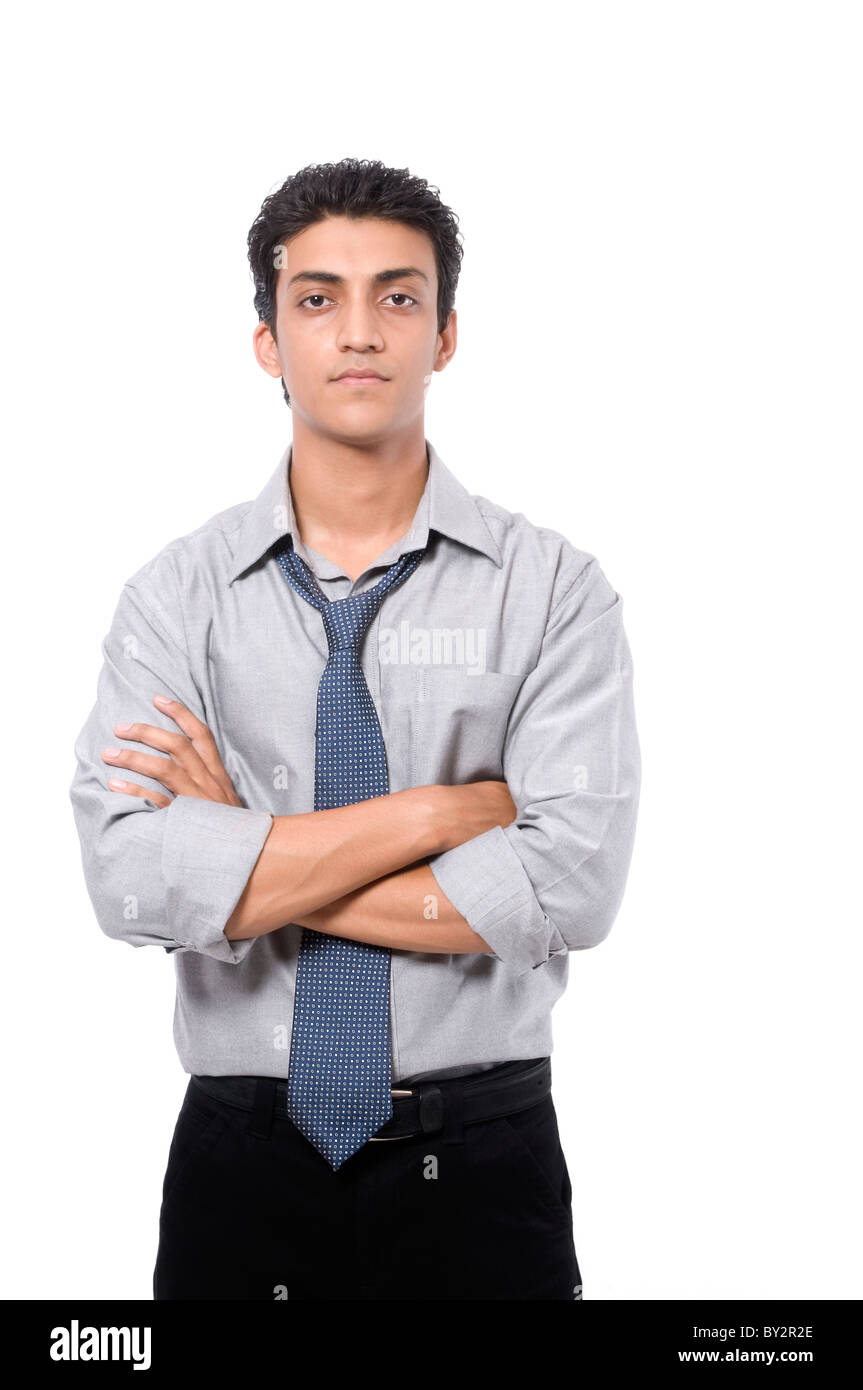 Un homme confiant avec les bras croisés Photo Stock - Alamy