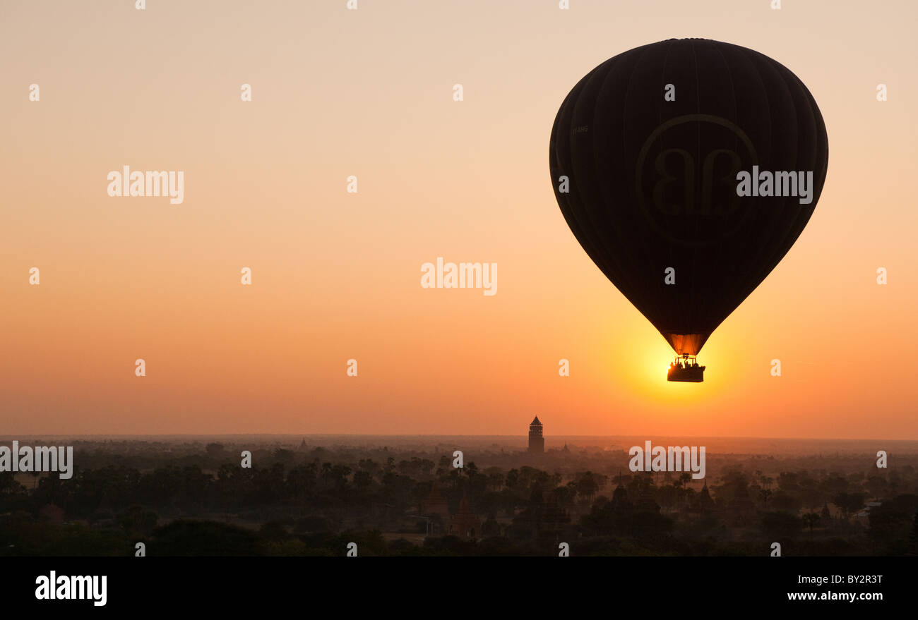 Hot Air Balloon sur Bagan, ville du Myanmar. Banque D'Images