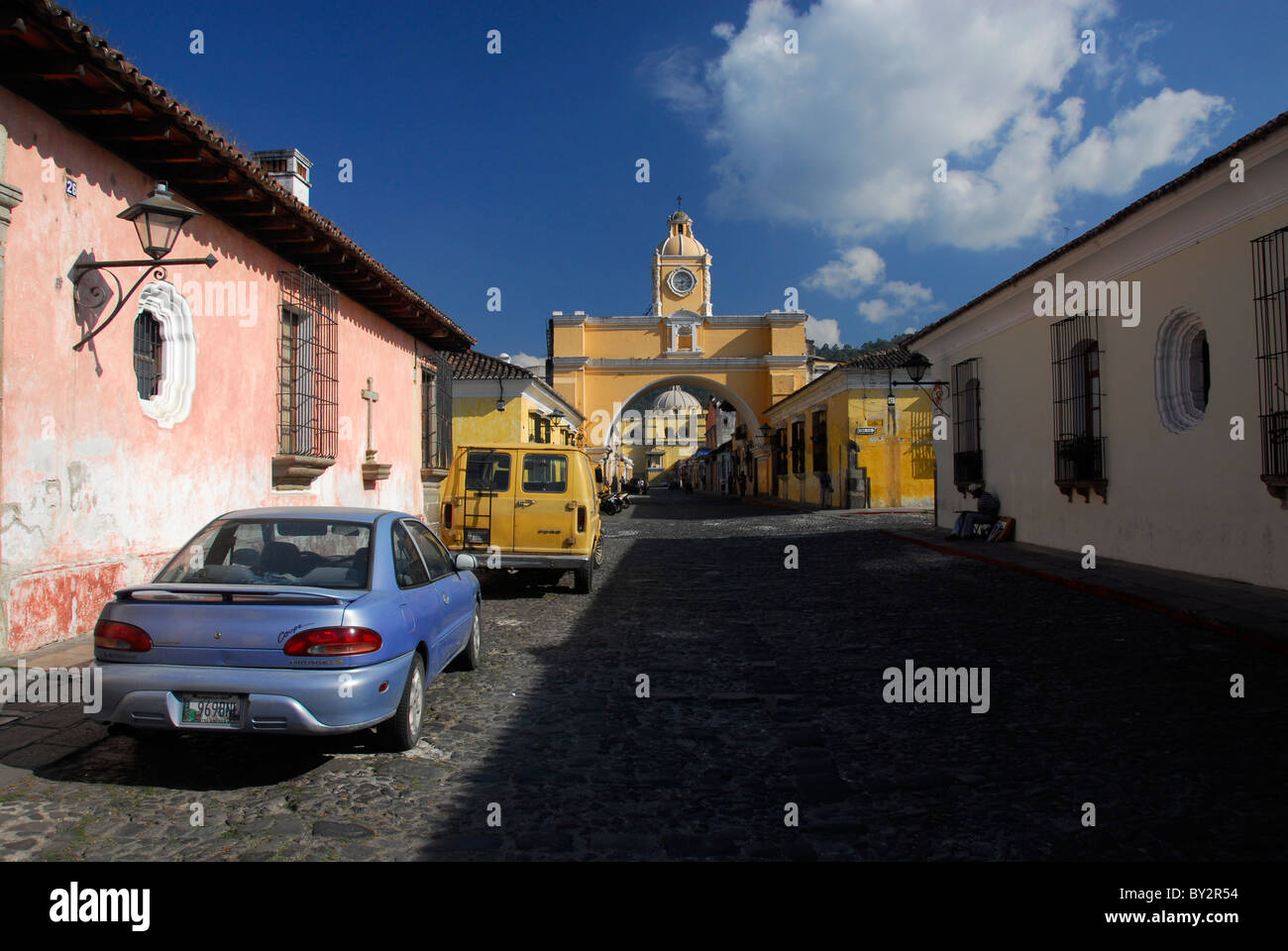 Arc de Santa Catalina et tour de l'horloge et la rue à Antigua, Guatemala, Amérique Centrale Banque D'Images