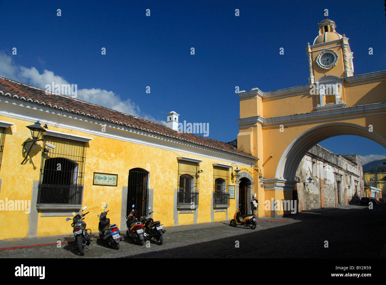 Arc de Santa Catalina et tour de l'horloge et la rue à Antigua, Guatemala, Amérique Centrale Banque D'Images