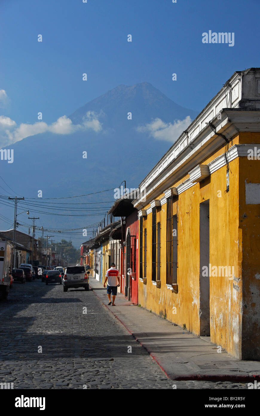 Rue avec avec Volcan de Agua, à Antigua, Guatemala, Amérique Centrale Banque D'Images