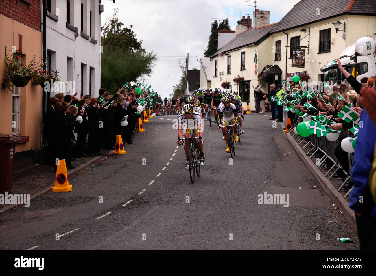 Tour de Bretagne 2010 chef du peleton passant par Uffculme Devon, étape 5 - accueillis par les élèves de l'école Uffculme Banque D'Images