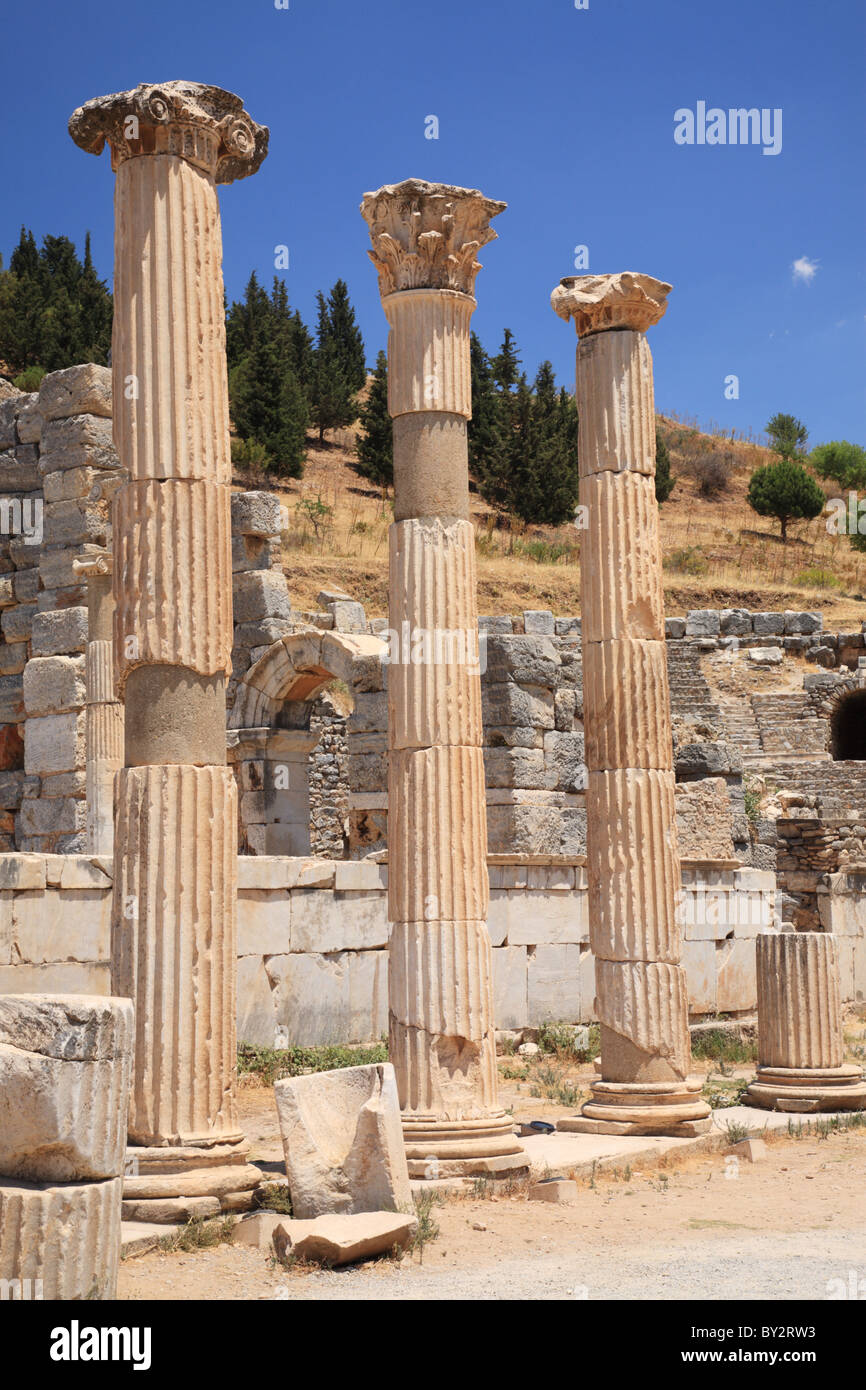 3 anciennes colonnes au site d'Ephèse en Turquie Banque D'Images