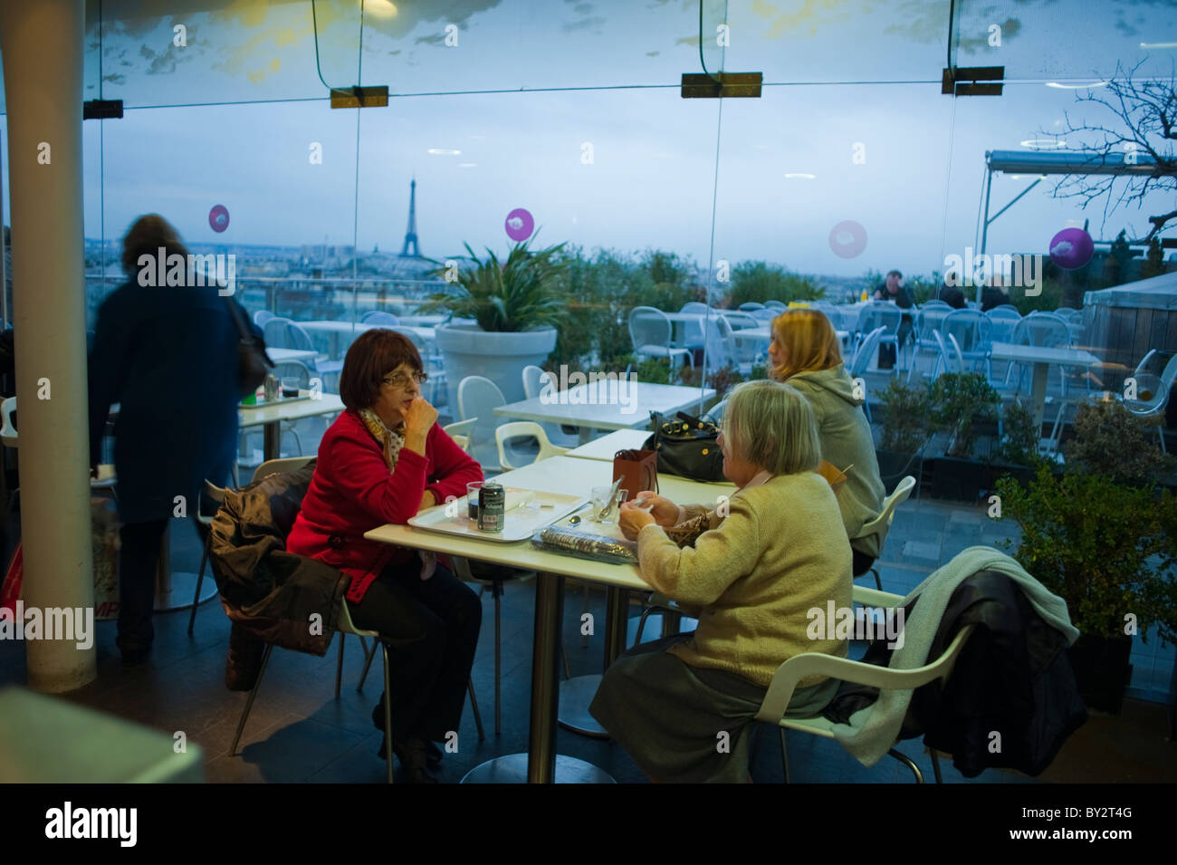 Paris, café France, Grand magasin Printemps, intérieur, femmes partageant des boissons dans le restaurant Bistro français, haut de l'immeuble, crépuscule, café, table de bistro parisien, café intérieur Paris, femme française paris café, femme française paris bistrot Banque D'Images