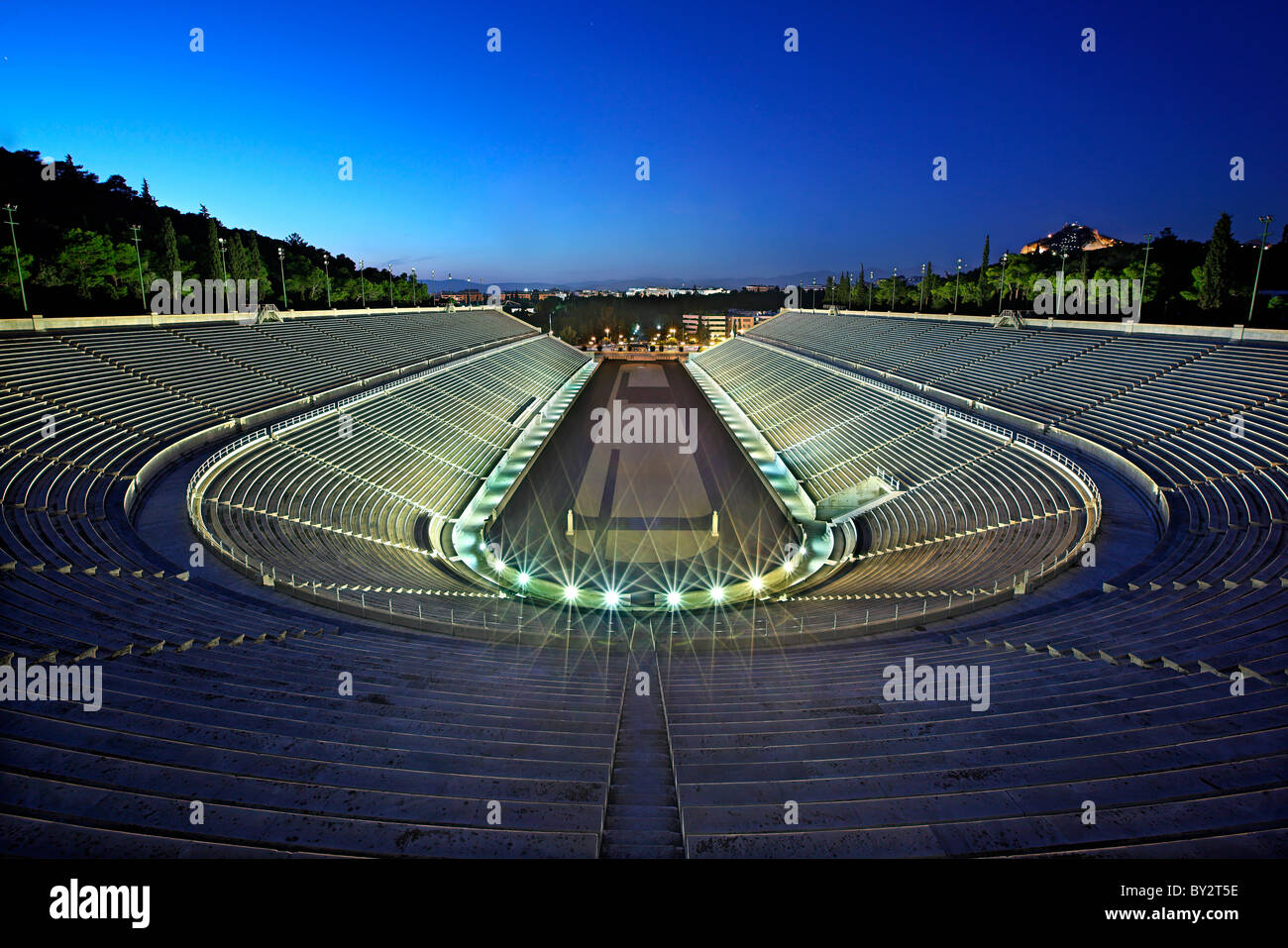 Le (ou 'Panathénien') stade Panathinaiko, aussi connu sous le nom de "route", de la Kallimarmaro 'Blue' heure. Athènes, Grèce Banque D'Images