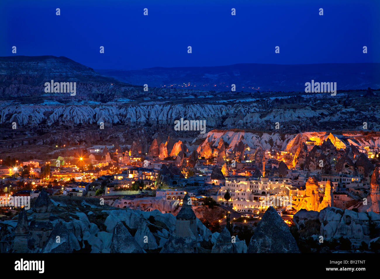 Goreme village au coeur de la Cappadoce, dans le 'blue' heure. Nevsehir, Anatolie, Turquie. Banque D'Images
