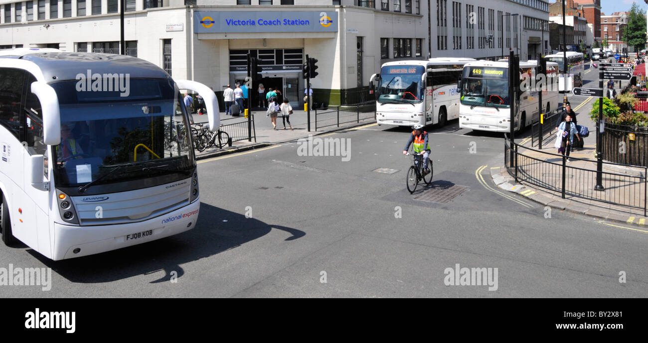 Trois bus National Express à l'extérieur de Victoria Coach Station Banque D'Images