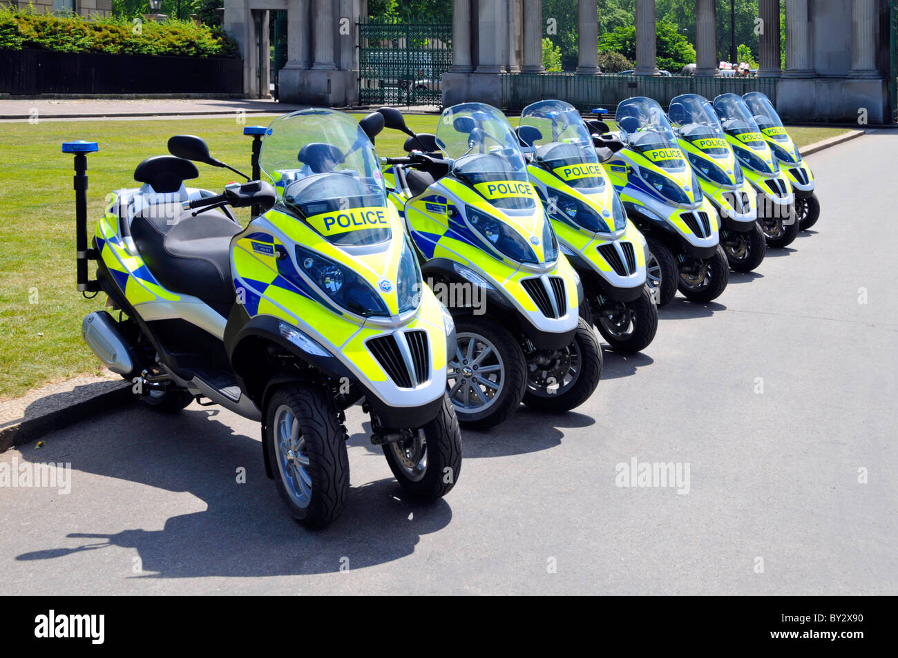 Les scooters Piaggio MP3 de la Police métropolitaine de transport plus  sûres les routes de l'équipe de réponse de commande Photo Stock - Alamy