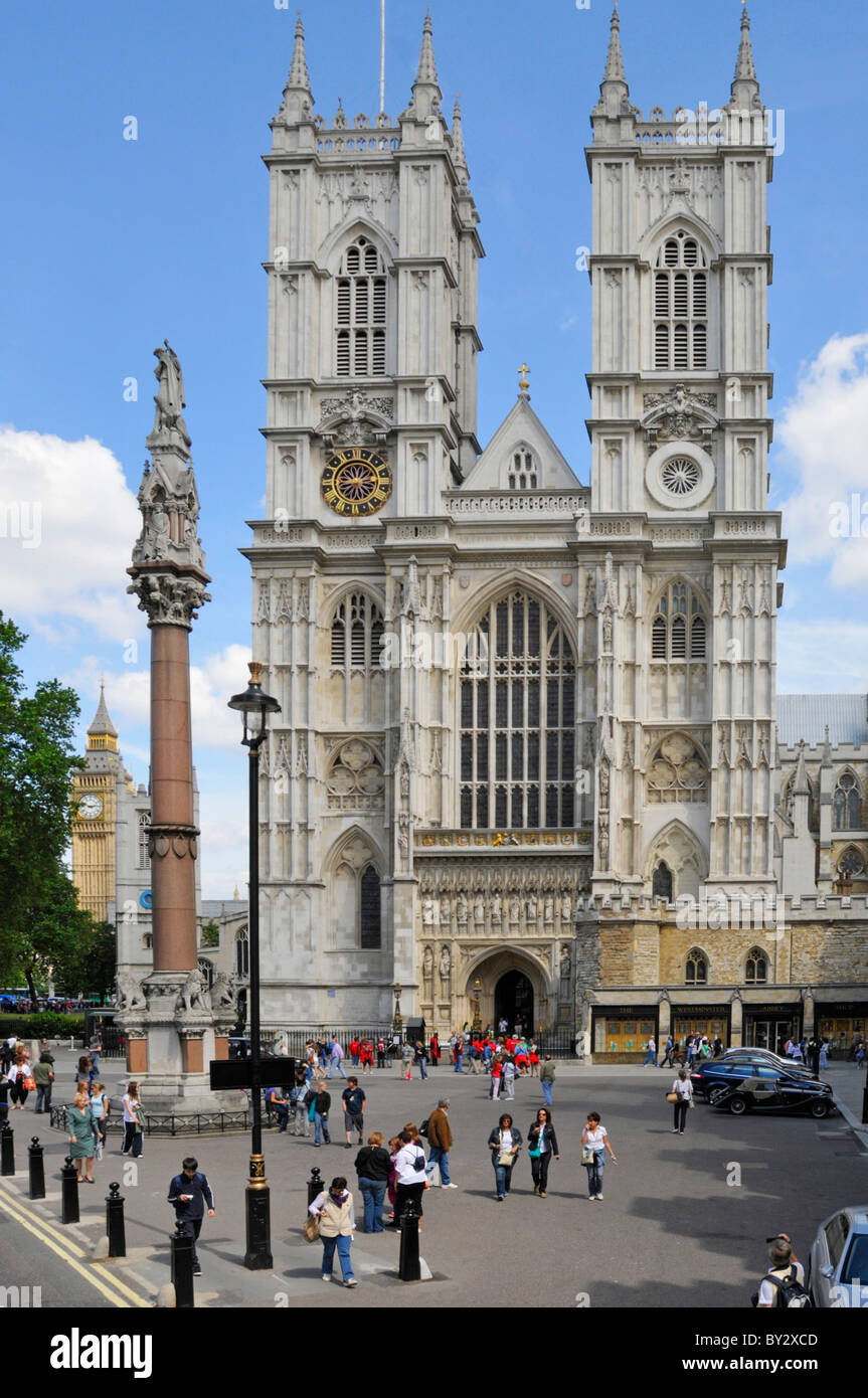 Vue sur les touristes devant les tours jumelles en pierre de Portland face à l'ouest de la célèbre abbaye historique de Westminster Londres Angleterre Royaume-Uni Banque D'Images