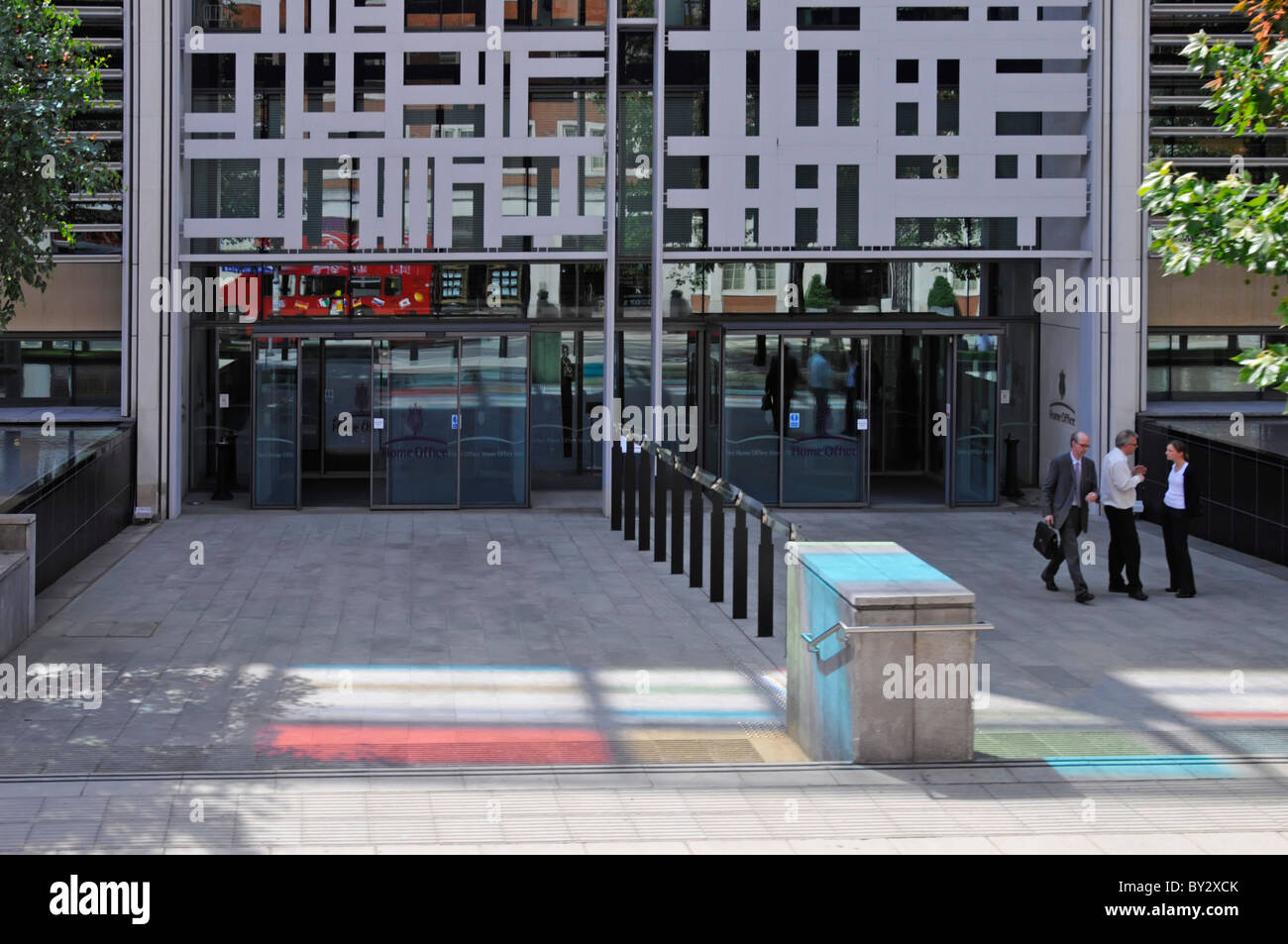 Gouvernement britannique moderne Home Office public lieu de travail bureaux bâtiment Marsham Street verre coloré reflet entrée principale Londres Royaume-Uni Banque D'Images