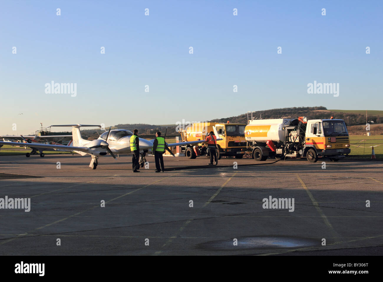 Ravitaillement en vol des avions légers à l'aéroport de Shoreham (Brighton City), Shoreham-by-Sea, West Sussex, Angleterre, Royaume-Uni. Banque D'Images