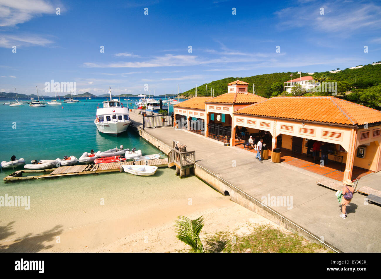 CRUZ BAY, John, Îles Vierges américaines — les bateaux sont amarrés au terminal ferry Cruz Bay sur les Îles Vierges américaines. Ce port animé sert de point d'accès principal à l'île, facilitant le transport entre le terminal John et d'autres destinations aux États-Unis et dans les îles Vierges britanniques. Banque D'Images