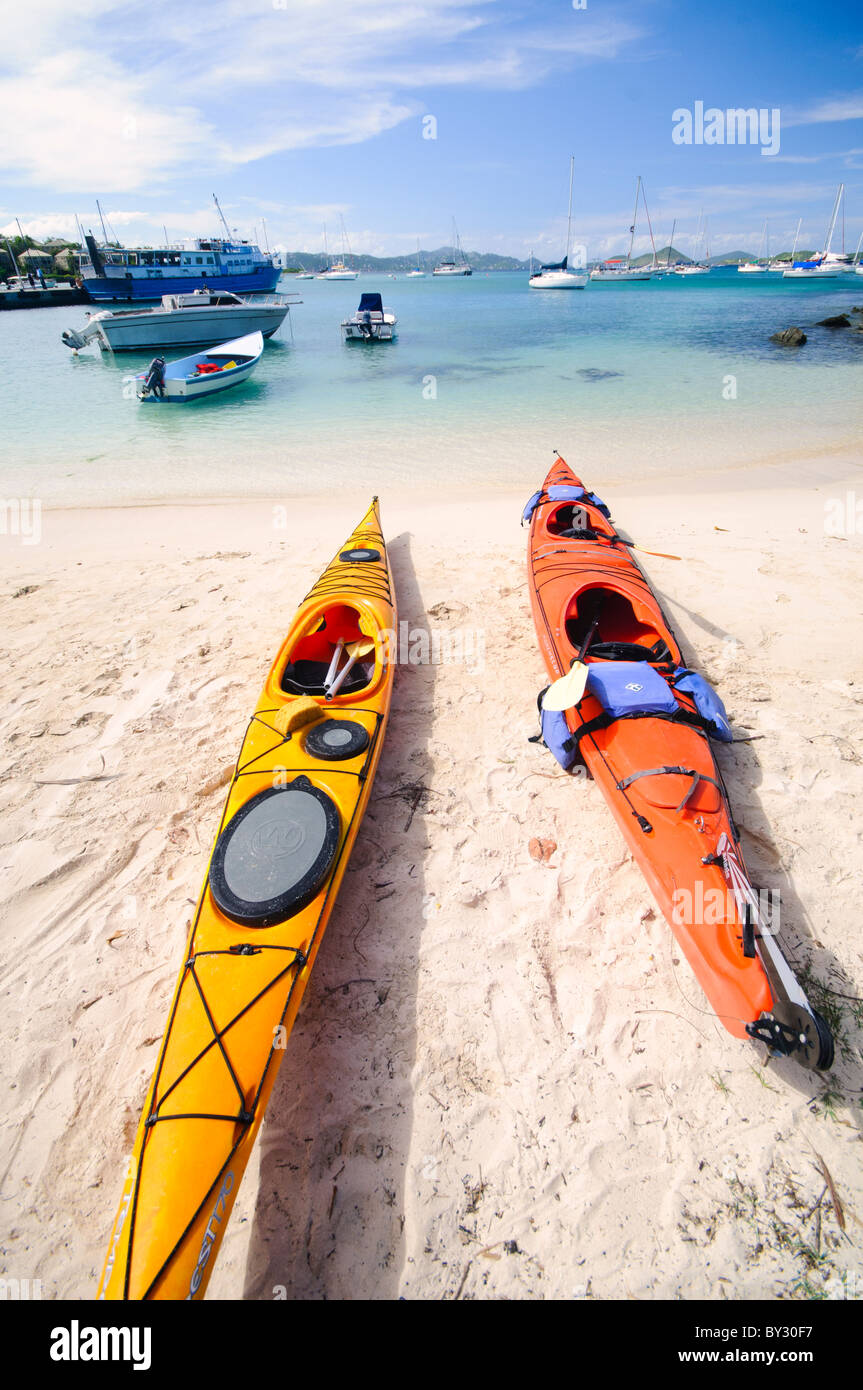 CRUZ BAY, John, Îles Vierges américaines — des kayaks colorés bordent la plage de Christian Cove à Cruz Bay, ville principale et port d'entrée sur les Îles Vierges américaines. Ces embarcations animées offrent aux visiteurs la possibilité d'explorer la côte et de se divertir sur l'eau, mettant en valeur les activités de plein air populaires disponibles sur cette île des Caraïbes. Banque D'Images