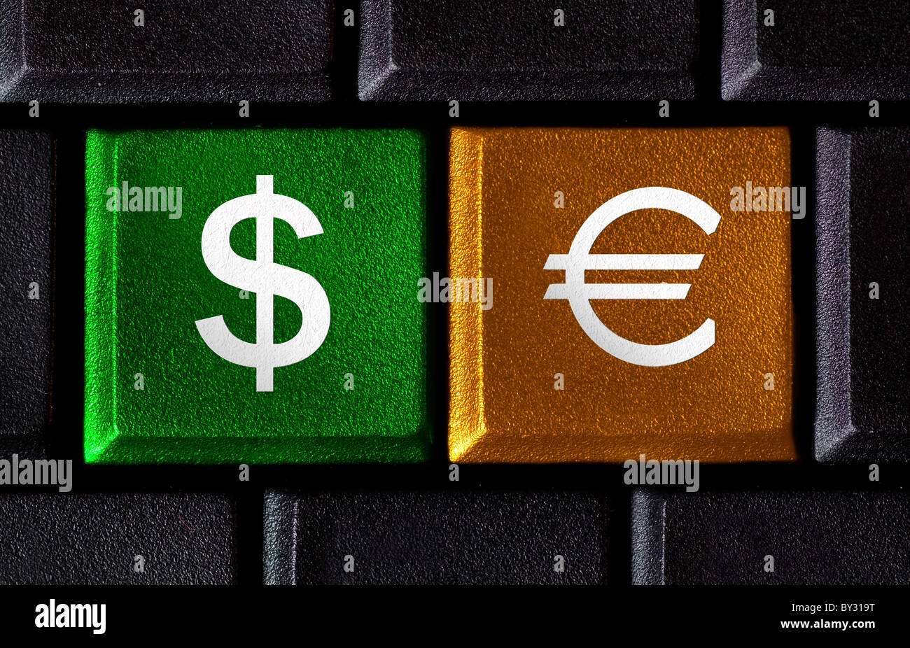 Clavier d'ordinateur avec deux clés d'argent : dollar, euro Banque D'Images