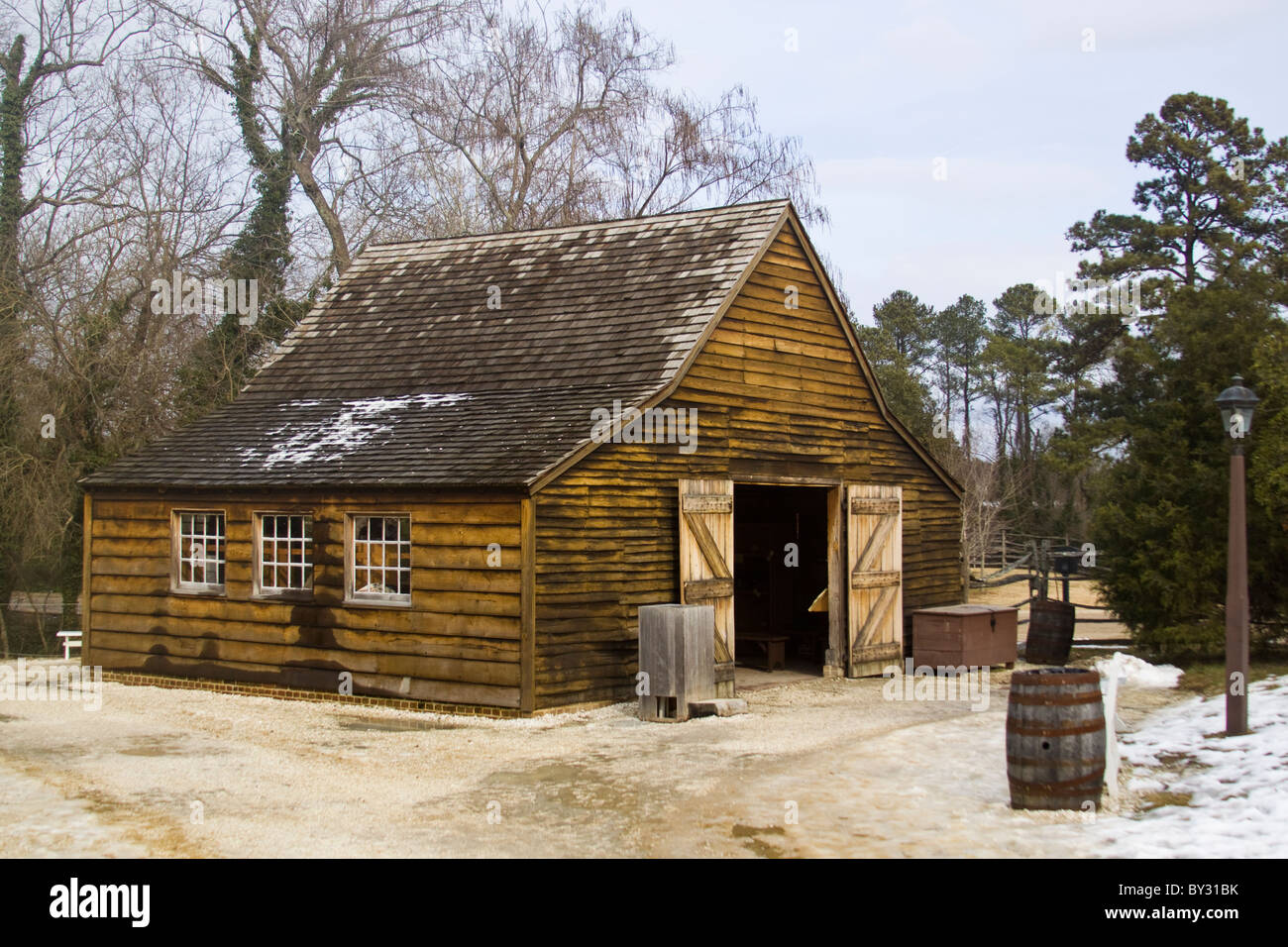 Le coin des enfants porte Coloniale Historique Grange à Williamsburg, Virginie. Banque D'Images