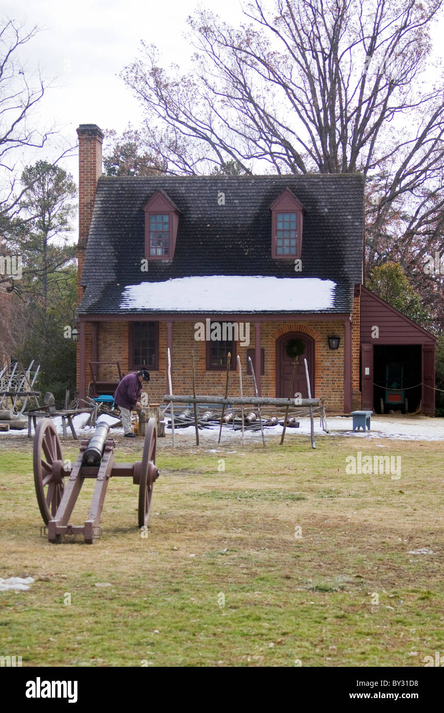 Coupe de bois de feu d'un interprète à la Garde côtière et de pompiers dans le Colonial Williamsburg, VA. Banque D'Images