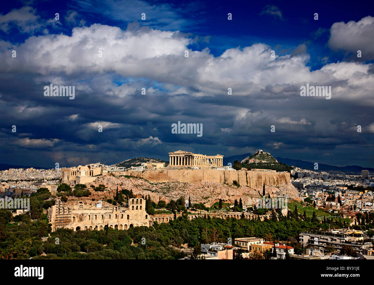 L'acropole d'Athènes sous un ciel nuageux. Banque D'Images