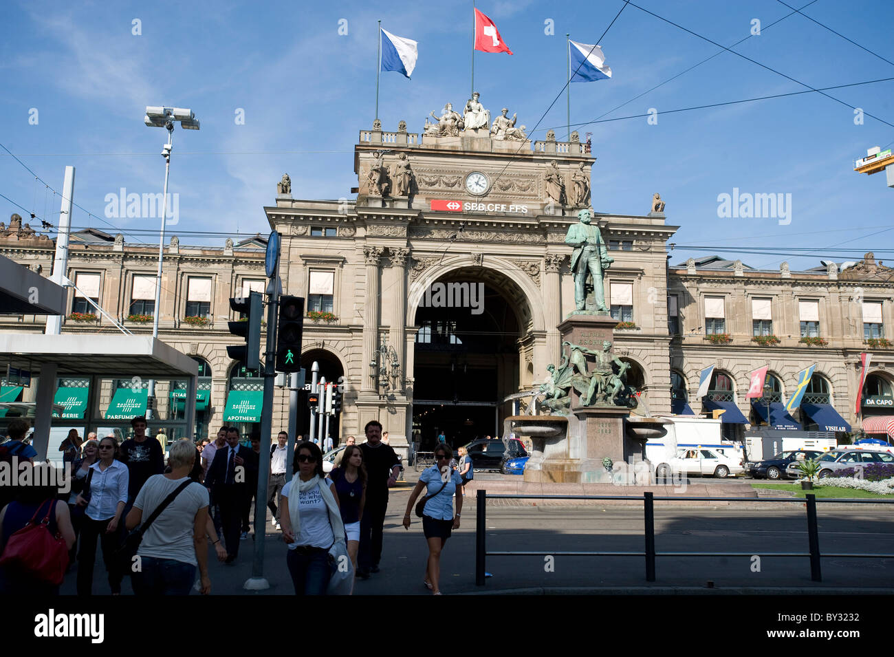 Monument de la voie ferrée pioneer Alfred Escher en face de la gare principale de Zurich, Suisse Banque D'Images