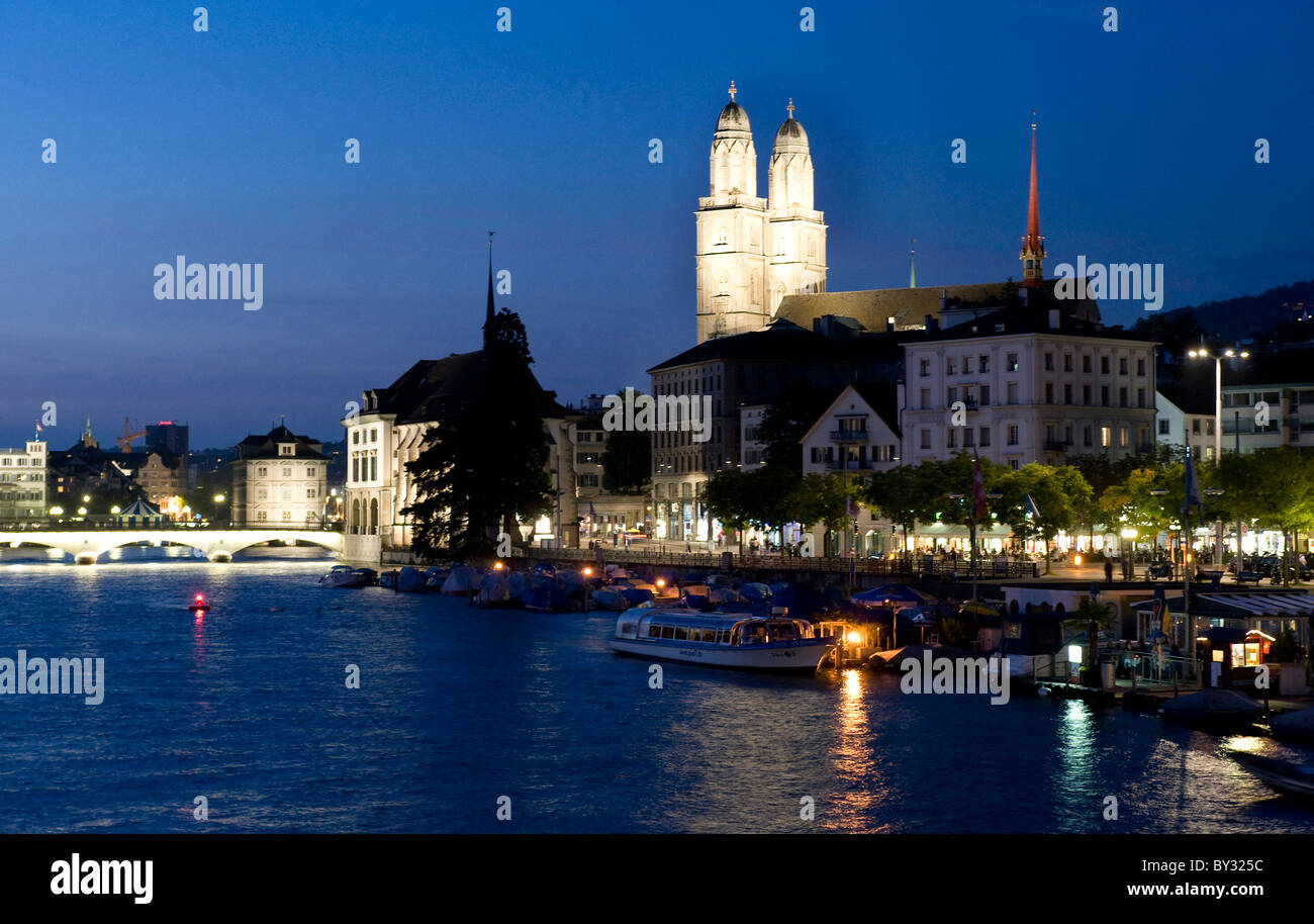 La promenade au bord du lac de Zurich avec une vue sur la vieille ville, Zurich, Suisse Banque D'Images