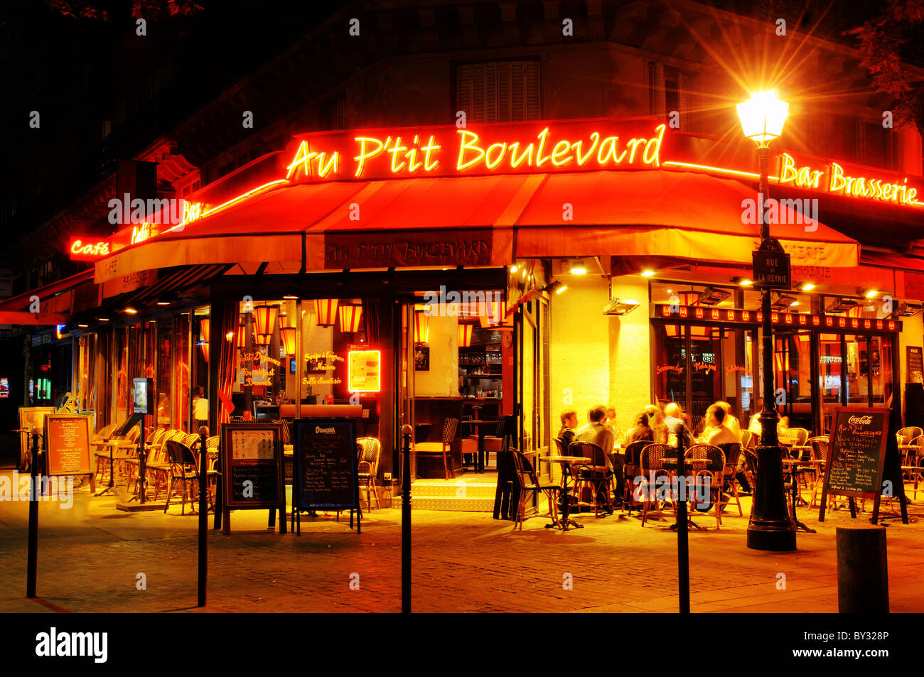 Une ambiance bistrot parisien dans la nuit Banque D'Images
