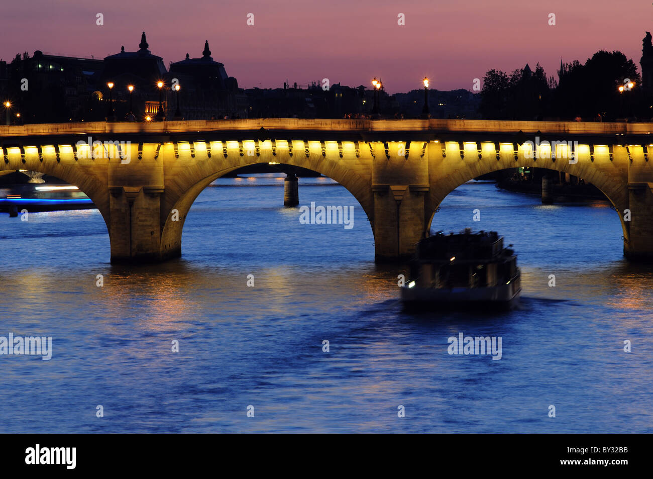 Une vue le long de la Seine la nuit Banque D'Images